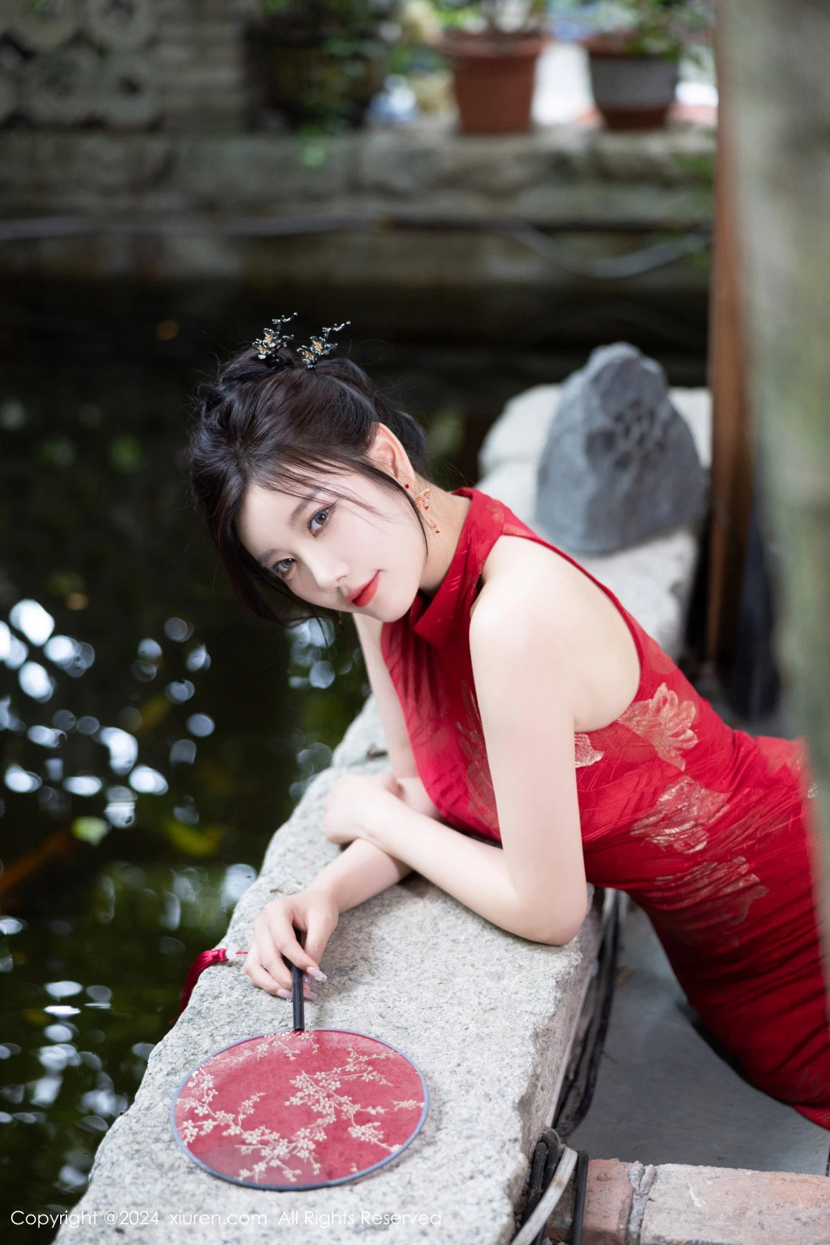 Xgyw.Org_XiuRen第8996期_女神杨晨晨Yome性感红色长旗袍配黑丝吊袜秀丰腴身材诱惑写真81P