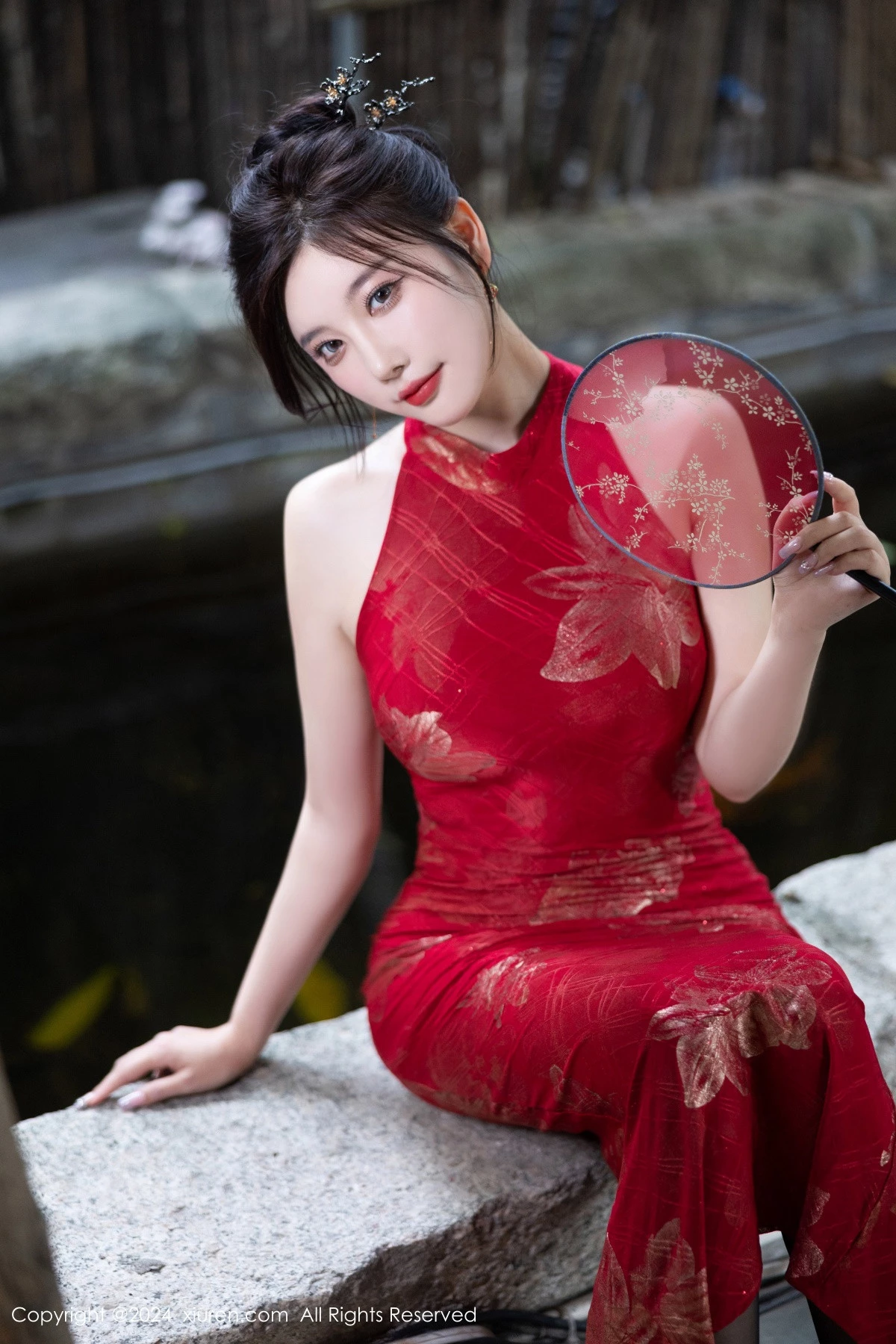 Xgyw.Org_XiuRen第8996期_女神杨晨晨Yome性感红色长旗袍配黑丝吊袜秀丰腴身材诱惑写真81P