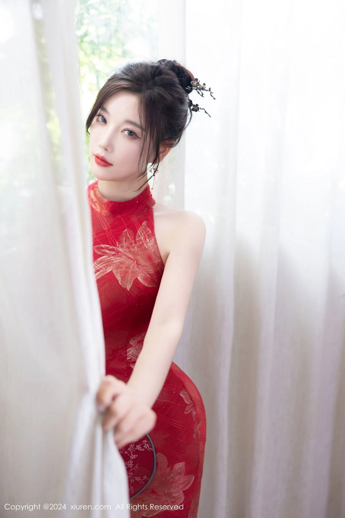 Xgyw.Org_XiuRen第8996期_女神杨晨晨Yome性感红色长旗袍配黑丝吊袜秀丰腴身材诱惑写真81P