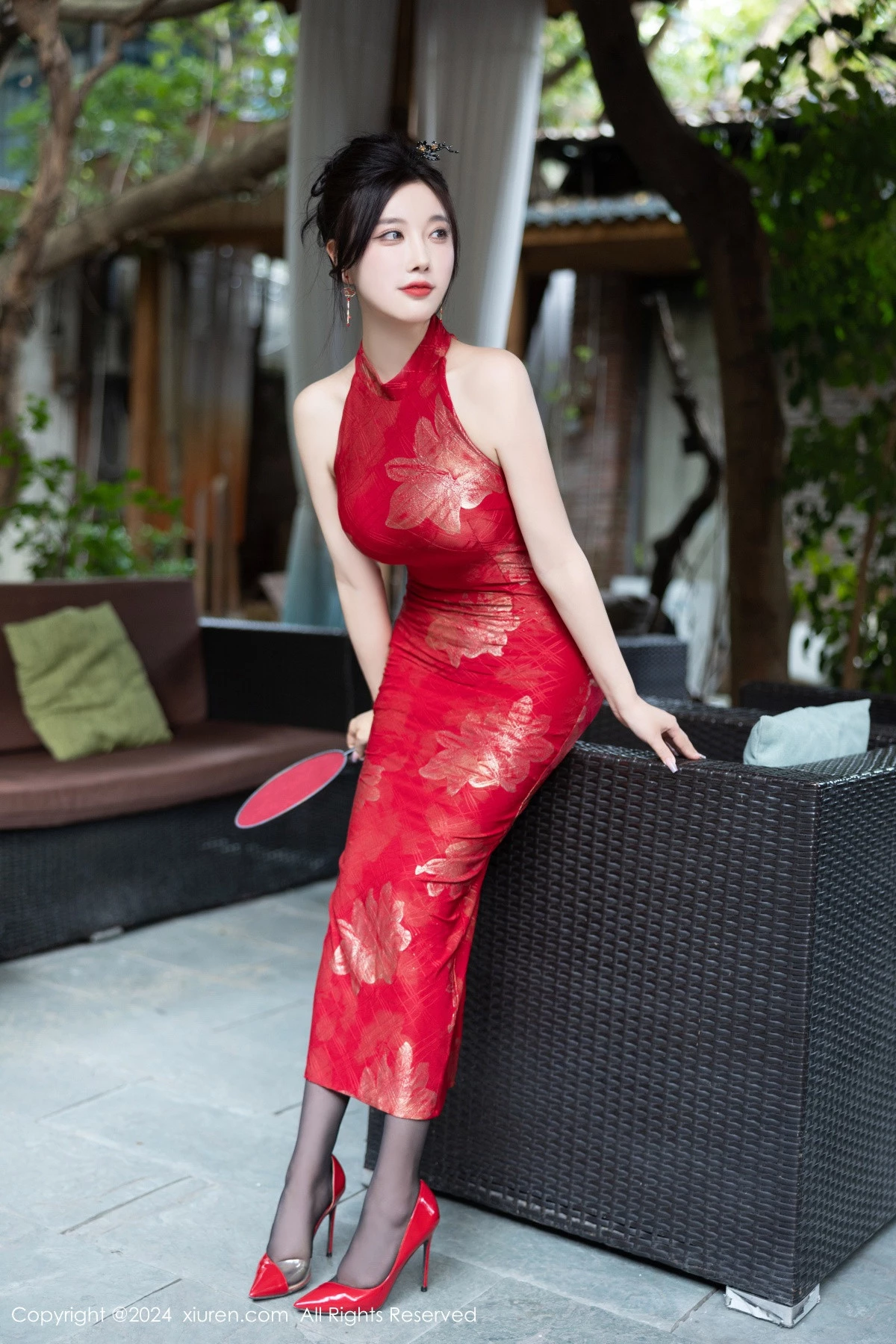 Xgyw.Org_XiuRen第8996期_女神杨晨晨Yome性感红色长旗袍配黑丝吊袜秀丰腴身材诱惑写真81P