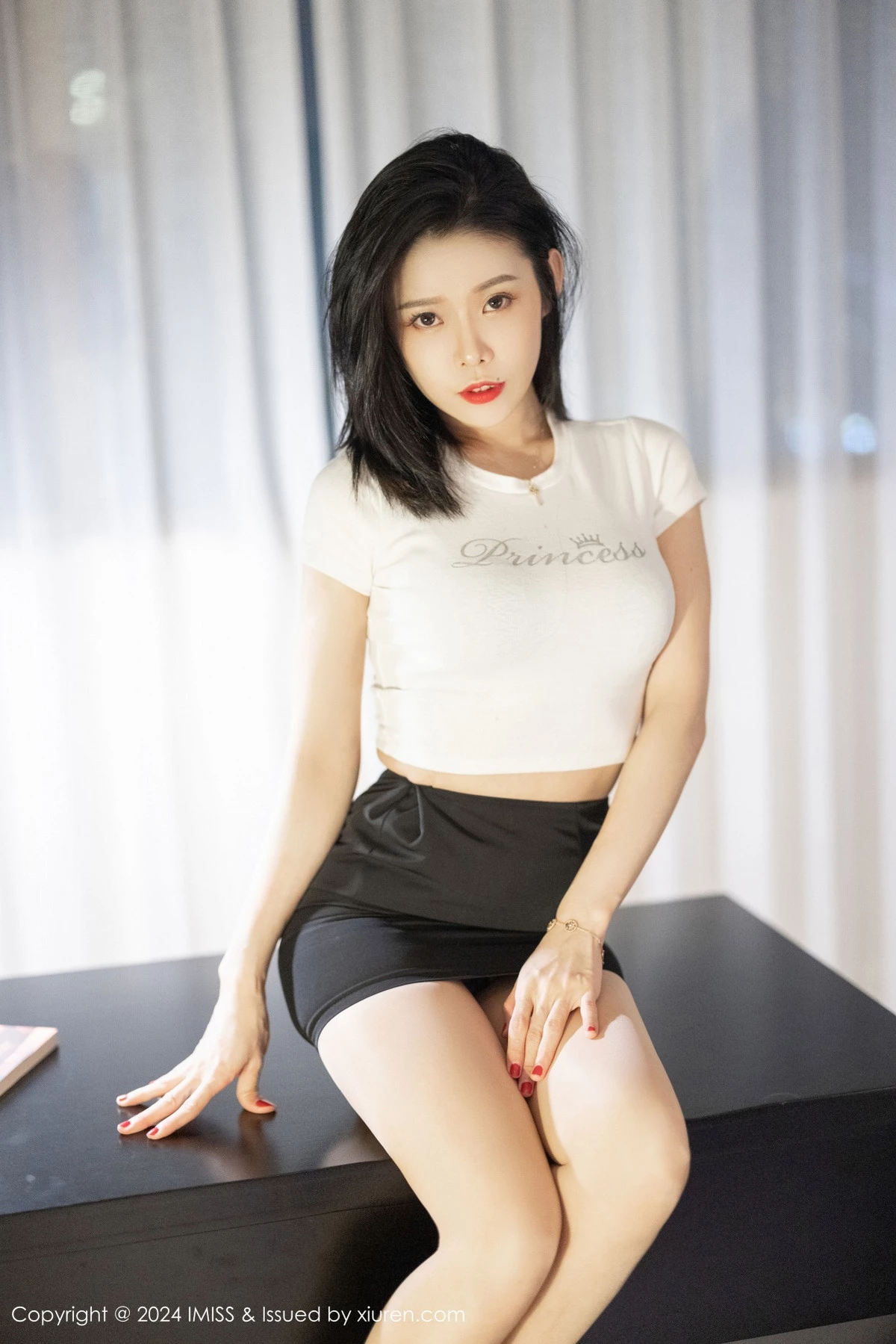Xgyw.Org_[IMISS爱蜜社]Vol.777_女神luvian本能白色短T配黑短裙露黑色内衣秀完美身材诱惑写真39P