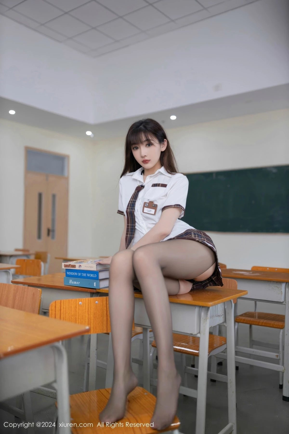 Xgyw.Org_XiuRen第8918期_模特陆萱萱学生制服露情趣内衣配开档黑丝秀完美身材诱惑写真80P
