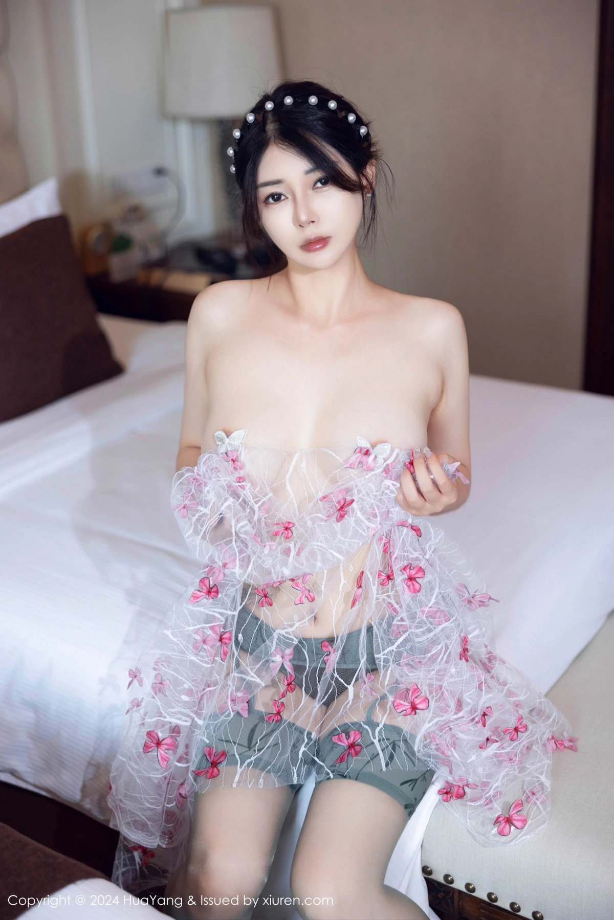 Xgyw.Org_[HuaYang花漾]Vol.606_模特凯竹Quinn私房性感浅色丝袜+开档红丝袜秀丰腴身姿诱惑写真80P