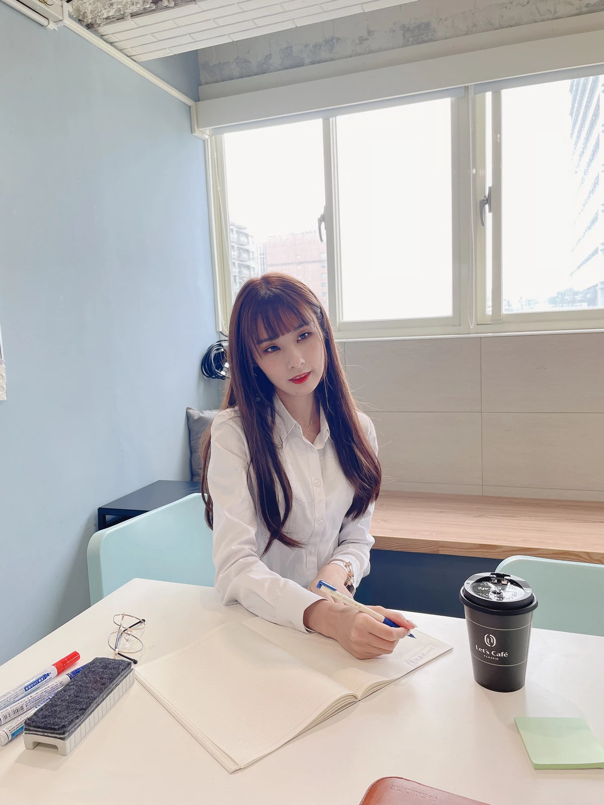 Xgyw.Org_台湾Coser美女泥泥汝OL女郎主题蓝色衬衫配灰短裙露超薄黑丝秀完美身材诱惑写真100P