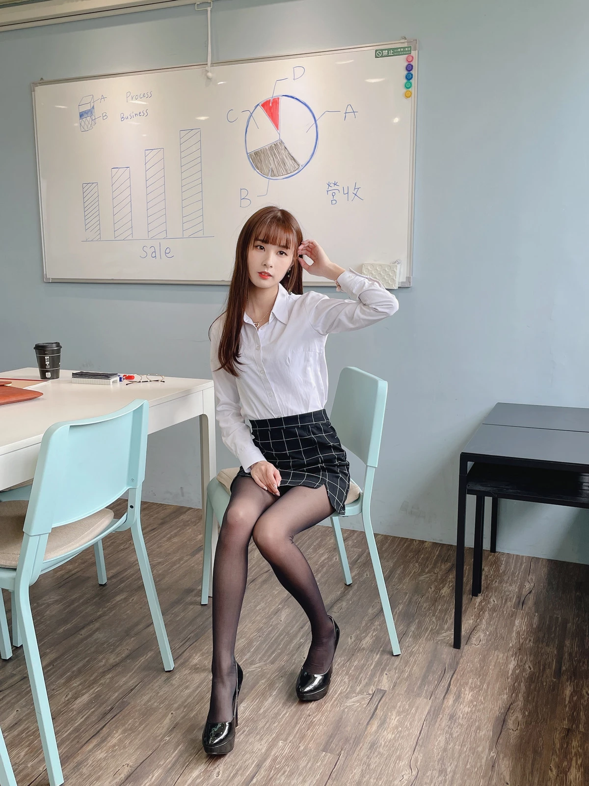 Xgyw.Org_台湾Coser美女泥泥汝OL女郎主题蓝色衬衫配灰短裙露超薄黑丝秀完美身材诱惑写真100P
