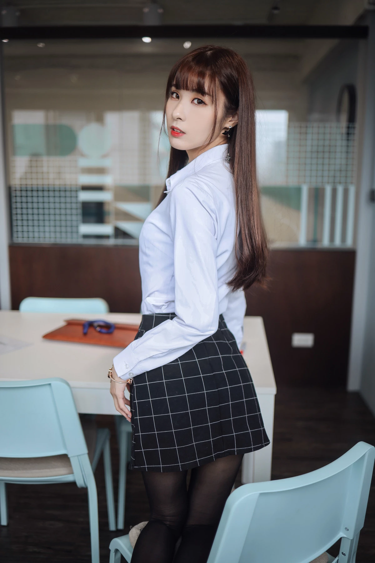 Xgyw.Org_台湾Coser美女泥泥汝OL女郎主题蓝色衬衫配灰短裙露超薄黑丝秀完美身材诱惑写真100P