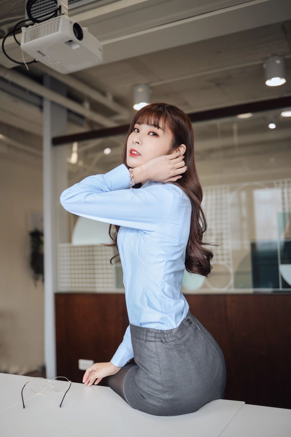 Xgyw.Org_台湾Coser美女泥泥汝OL女郎主题蓝色衬衫配灰短裙露超薄黑丝秀完美身材诱惑写真100P