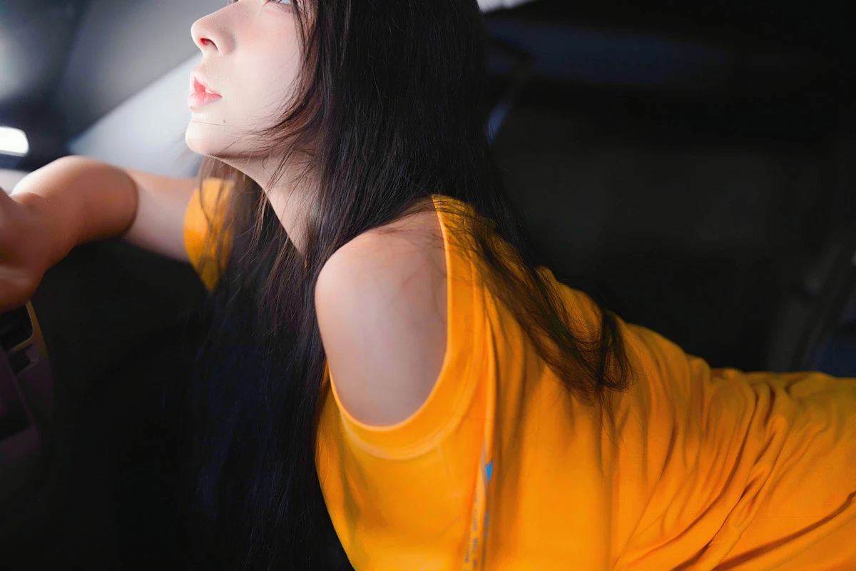 Xgyw.Org_网络美女Yuuhui玉汇车内嫩黄主题性感黄色短T露黄色三点水内衣秀曼妙身姿诱惑写真93P