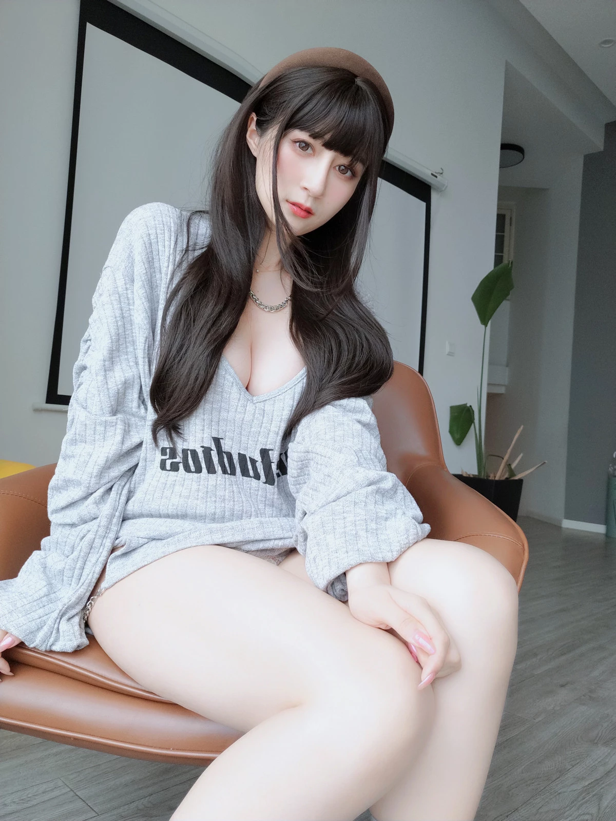 Xgyw.Org_Coser小姐姐白银81自拍VOL.63主题私房性感灰色低胸服饰露白色内衣秀豪乳翘臀诱惑写真166P