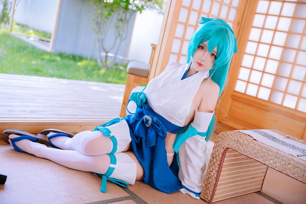 Xgyw.Org_Cosplay美女日奈娇水神小夜主题性感日系服饰露白色内衣配白丝袜秀惹火身材诱惑写真85P