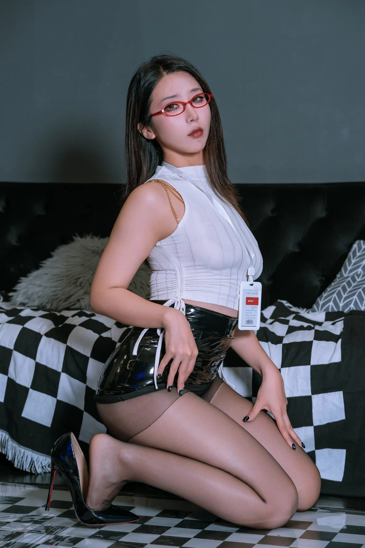 Xgyw.Org_Coser美女云溪溪奶桃麻辣OL主题性感白T套装露红色情趣内衣配超薄黑丝秀美腿诱惑写真130P