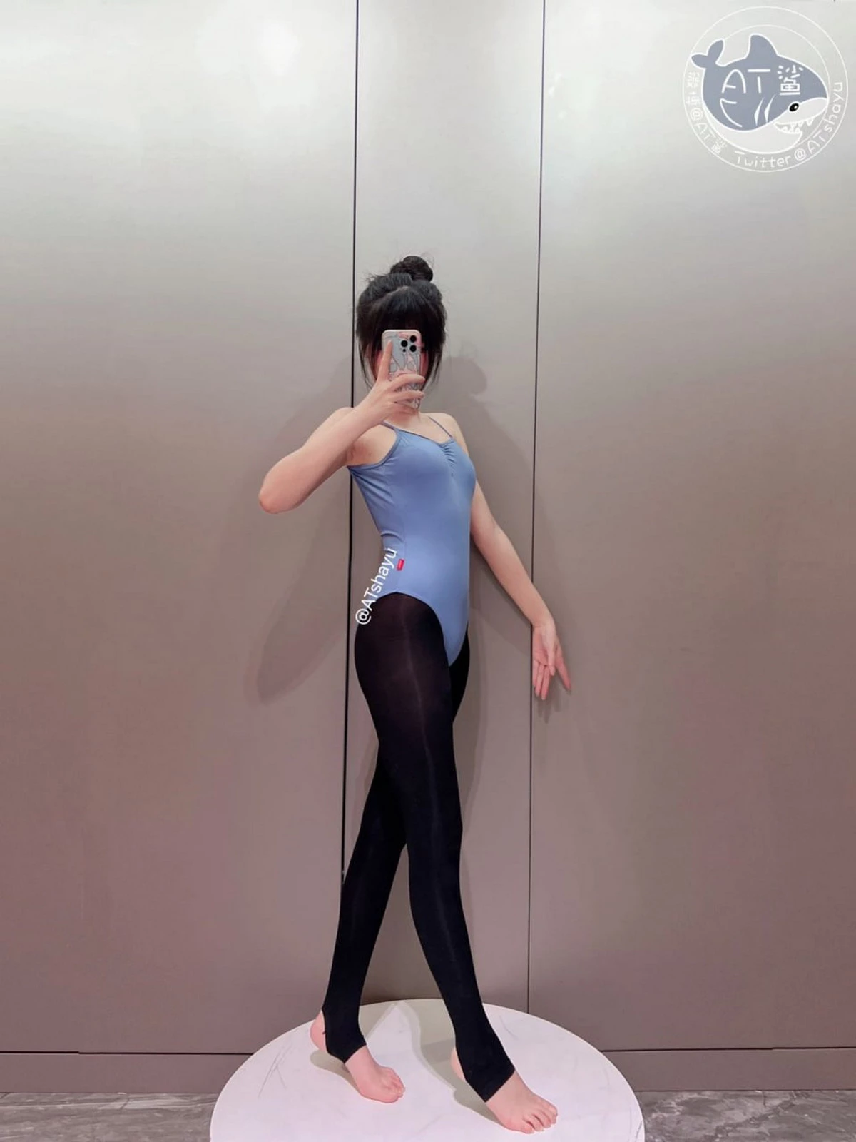 Xgyw.Org_Coser美女AT鲨舞蹈室的少女主题性感蓝色高叉连体衣配黑丝裤袜秀曼妙身姿诱惑写真52P