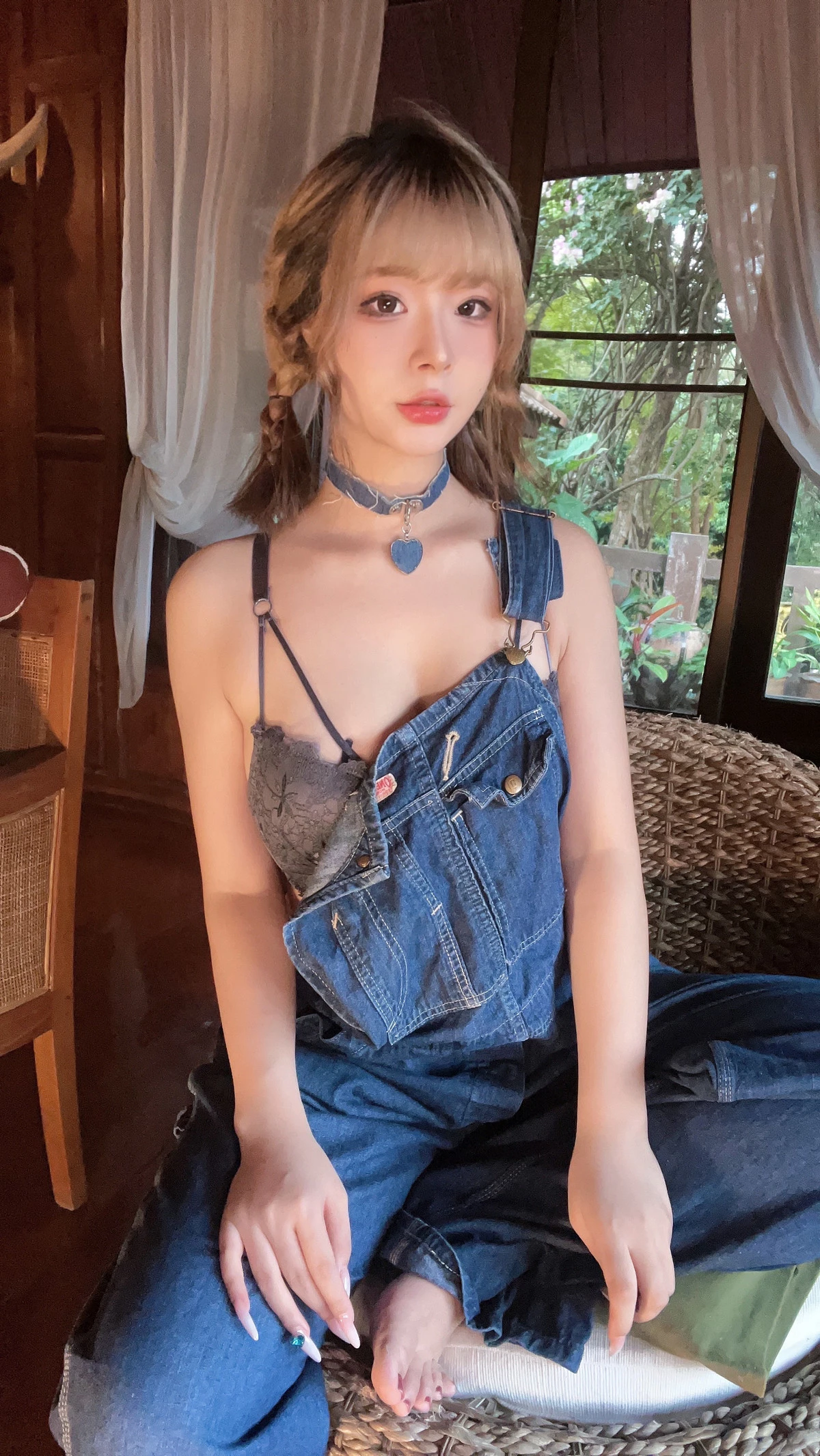 Xgyw.Org_网络美女Yuuhui玉汇背带裤妹妹主题性感牛仔背带裤露灰色蕾丝内衣秀完美身材诱惑写真41P