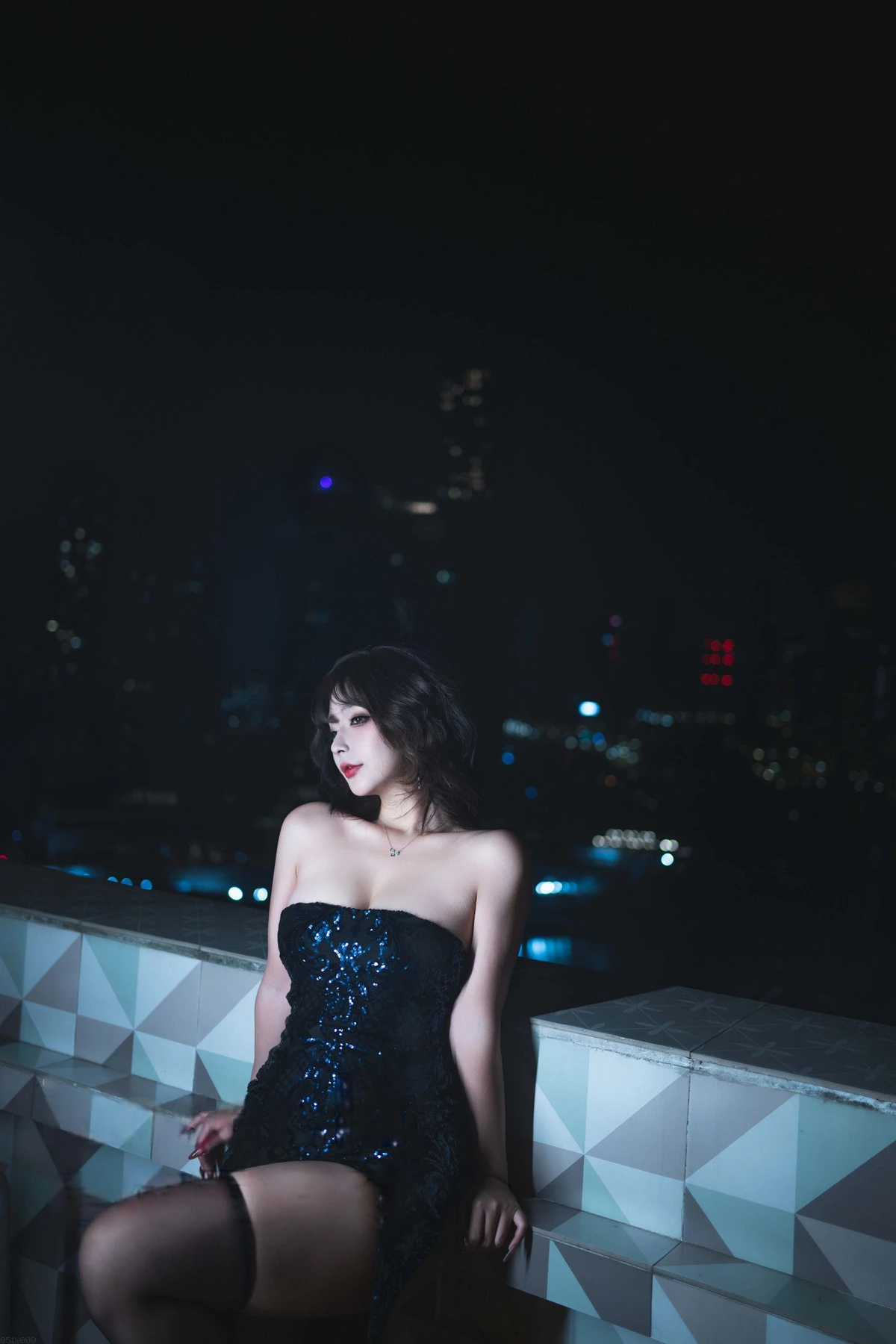 Xgyw.Org_网络美女yuuhui玉汇名流之夜主题性感黑色抹胸连衣短裙配黑丝袜秀完美身材诱惑写真133P