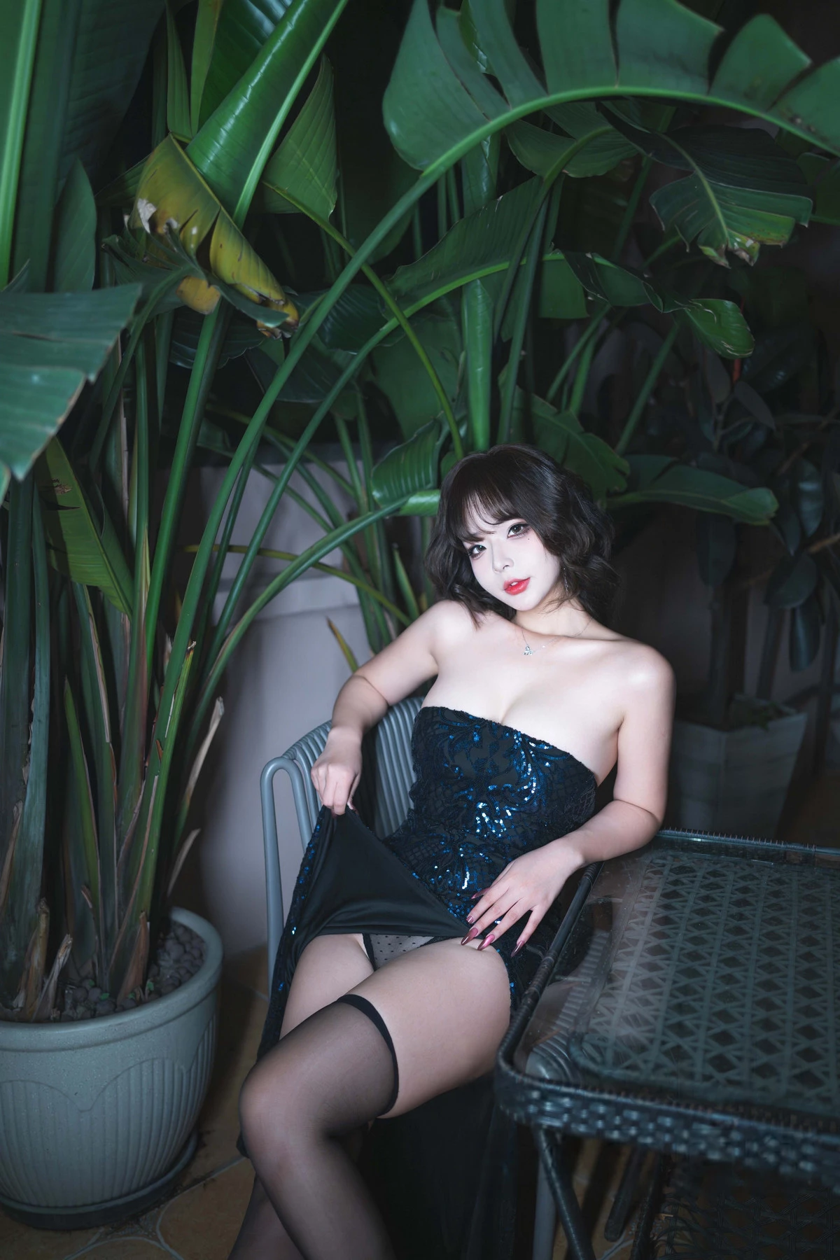 Xgyw.Org_网络美女yuuhui玉汇名流之夜主题性感黑色抹胸连衣短裙配黑丝袜秀完美身材诱惑写真133P