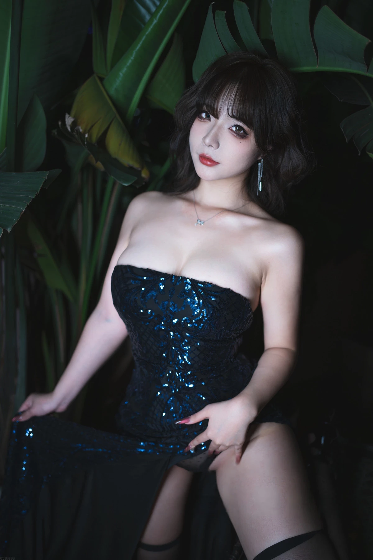 Xgyw.Org_网络美女yuuhui玉汇名流之夜主题性感黑色抹胸连衣短裙配黑丝袜秀完美身材诱惑写真133P