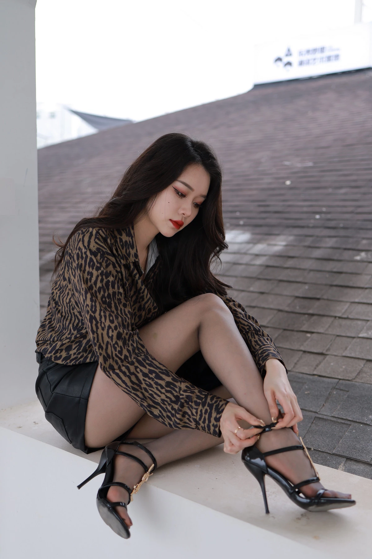 Xgyw.Org_网络美女Sia不吃鱼狂野风主题性感豹纹衬衫配黑短裙露超薄黑丝秀美腿玉足迷人写真85P