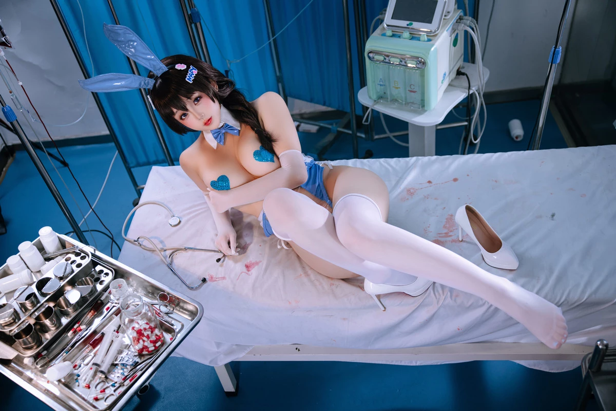 Xgyw.Org_Cosplay美女日奈娇梅里医疗兔主题私房性感蓝色透明连体胶衣配白丝袜完美诱惑写真90P