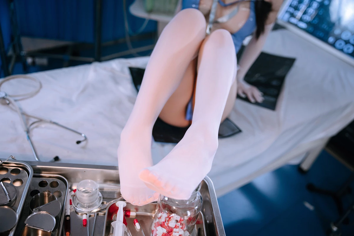 Xgyw.Org_Cosplay美女日奈娇梅里医疗兔主题私房性感蓝色透明连体胶衣配白丝袜完美诱惑写真90P