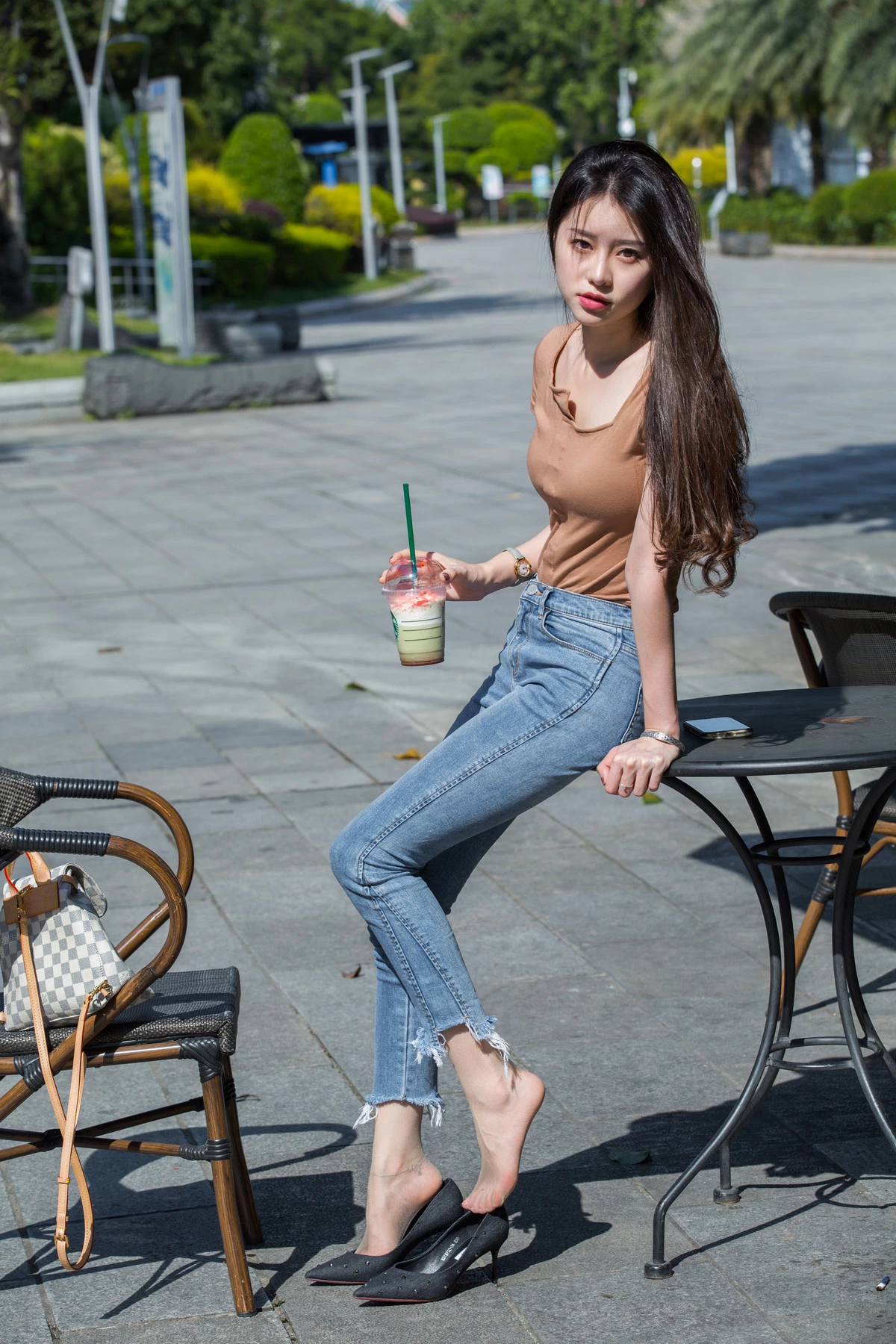 Xgyw.Org_网络美女Sia不吃鱼牛仔裤女孩主题户外短T配牛仔长裤露超薄肉丝秀美腿玉足性感写真140P