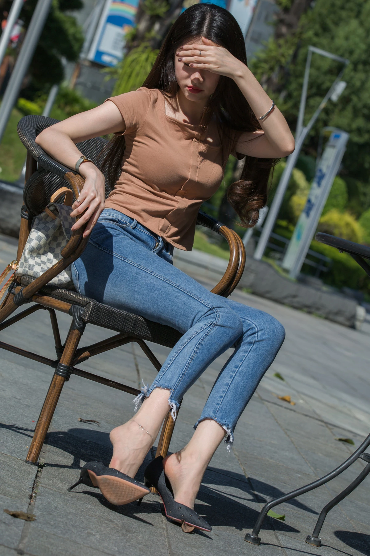 Xgyw.Org_网络美女Sia不吃鱼牛仔裤女孩主题户外短T配牛仔长裤露超薄肉丝秀美腿玉足性感写真140P