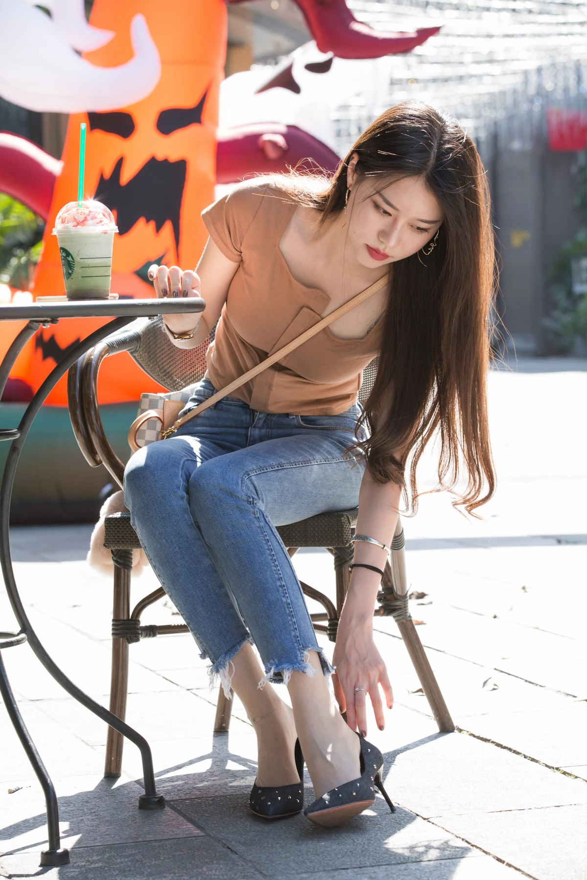 Xgyw.Org_网络美女Sia不吃鱼牛仔裤女孩主题户外短T配牛仔长裤露超薄肉丝秀美腿玉足性感写真140P
