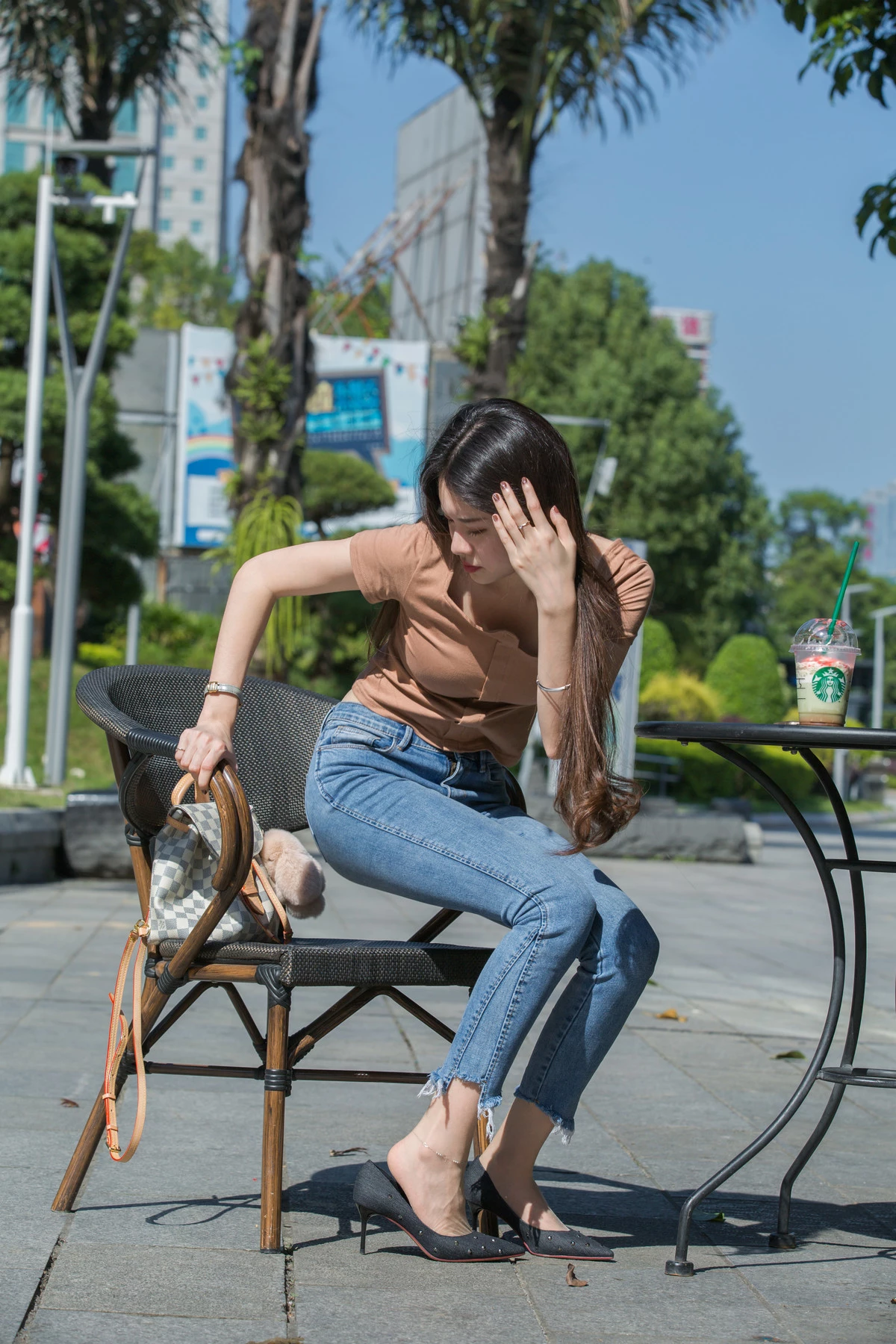 Xgyw.Org_网络美女Sia不吃鱼牛仔裤女孩主题户外短T配牛仔长裤露超薄肉丝秀美腿玉足性感写真140P