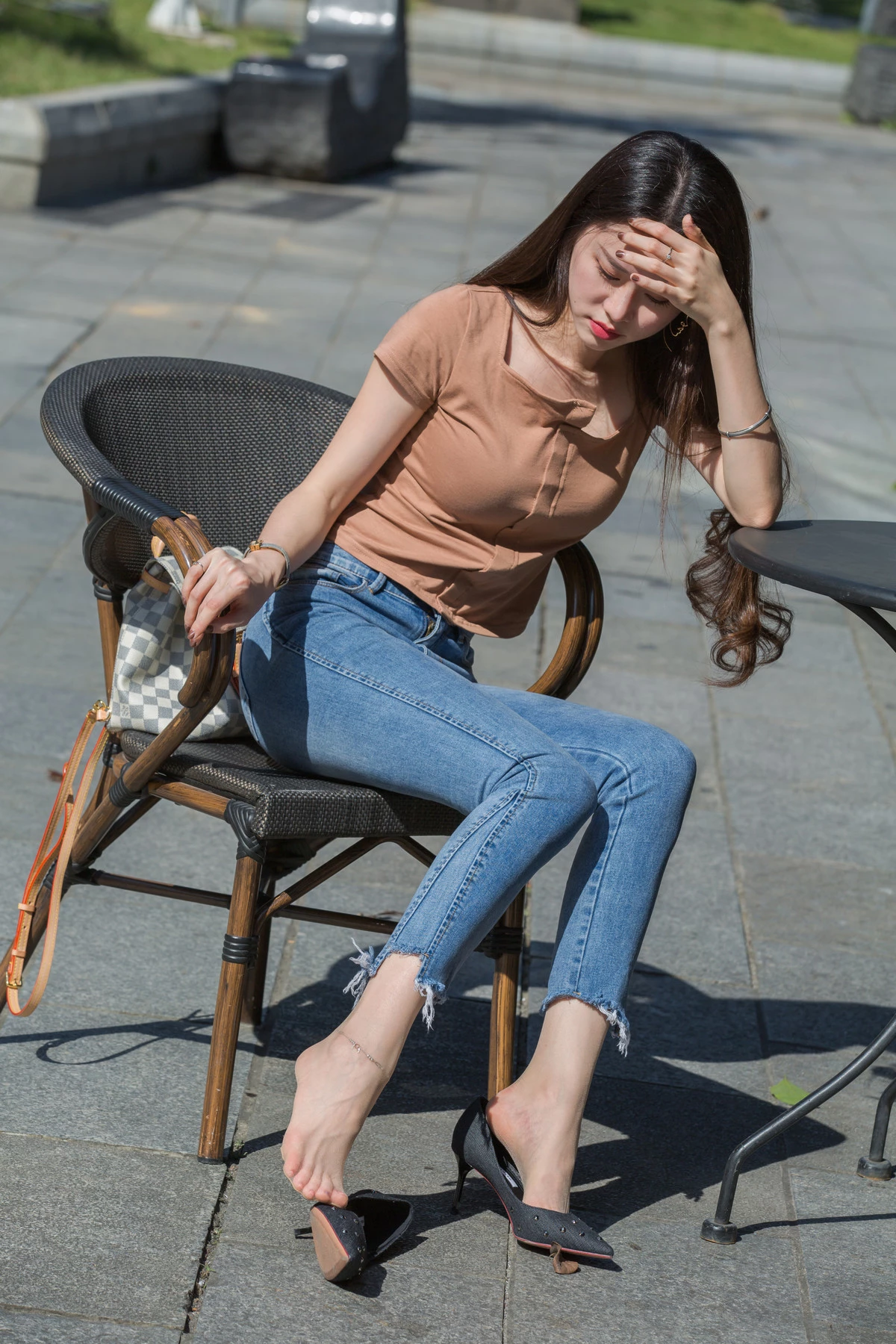 Xgyw.Org_网络美女Sia不吃鱼牛仔裤女孩主题户外短T配牛仔长裤露超薄肉丝秀美腿玉足性感写真140P