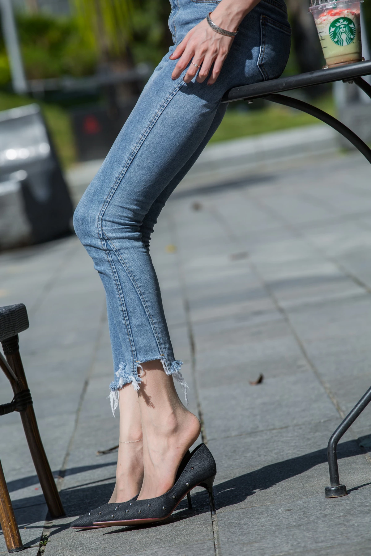 Xgyw.Org_网络美女Sia不吃鱼牛仔裤女孩主题户外短T配牛仔长裤露超薄肉丝秀美腿玉足性感写真140P