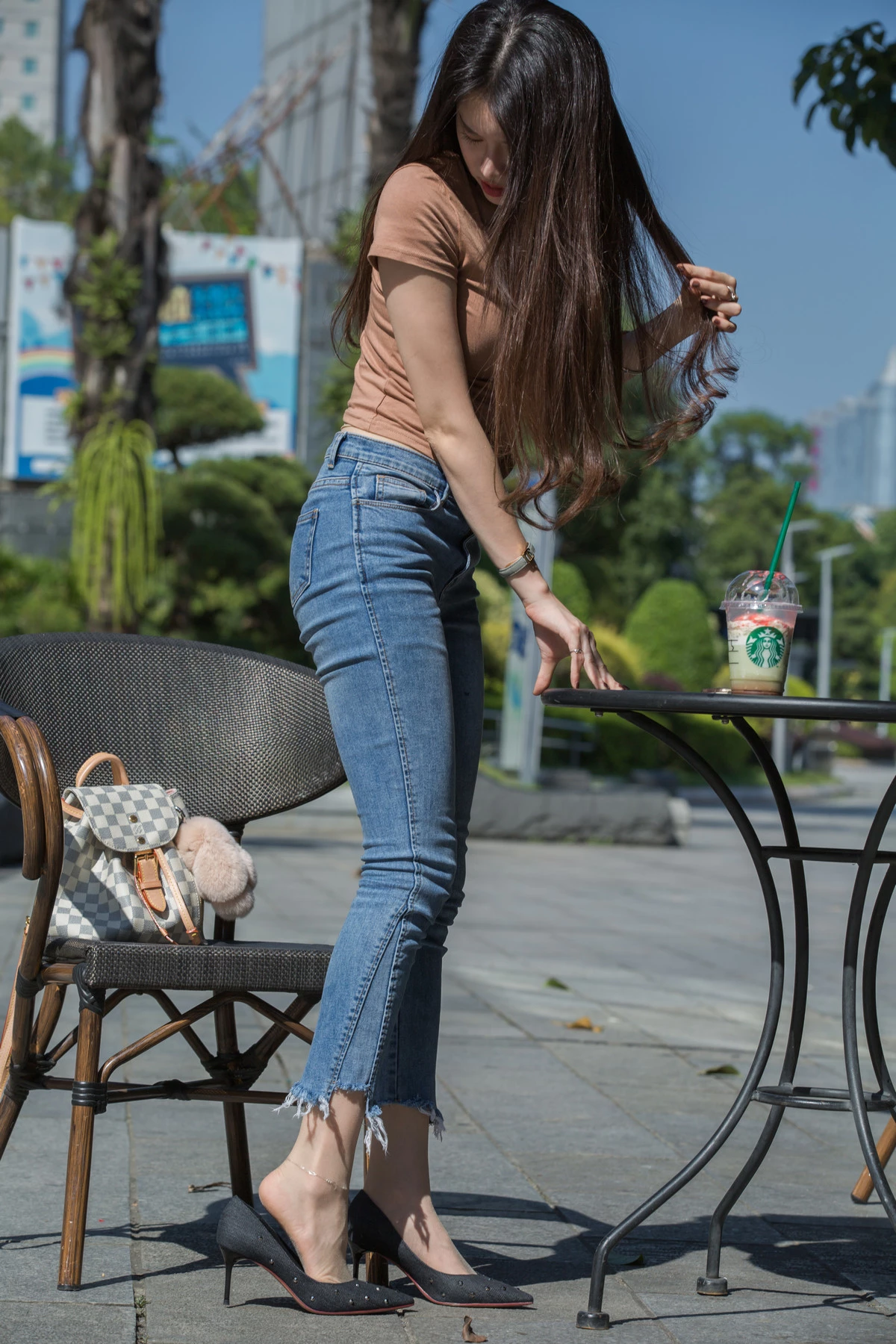 Xgyw.Org_网络美女Sia不吃鱼牛仔裤女孩主题户外短T配牛仔长裤露超薄肉丝秀美腿玉足性感写真140P