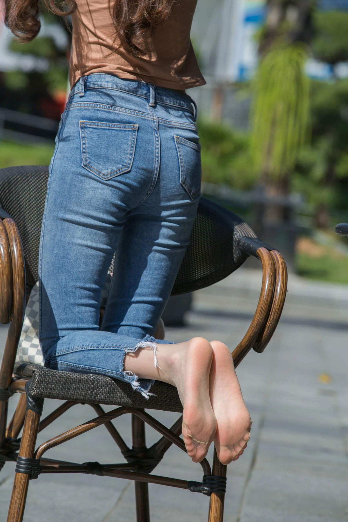 Xgyw.Org_网络美女Sia不吃鱼牛仔裤女孩主题户外短T配牛仔长裤露超薄肉丝秀美腿玉足性感写真140P
