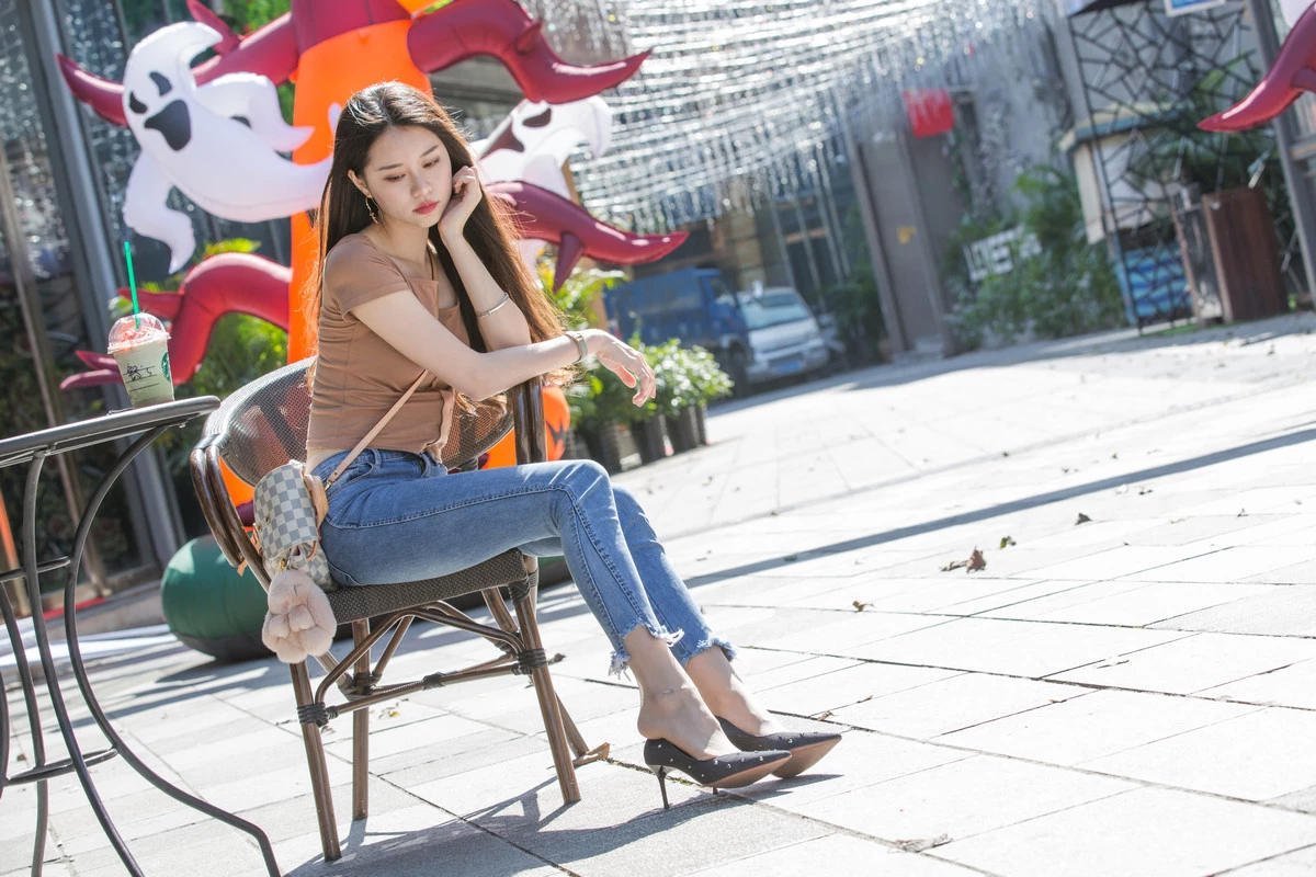 Xgyw.Org_网络美女Sia不吃鱼牛仔裤女孩主题户外短T配牛仔长裤露超薄肉丝秀美腿玉足性感写真140P