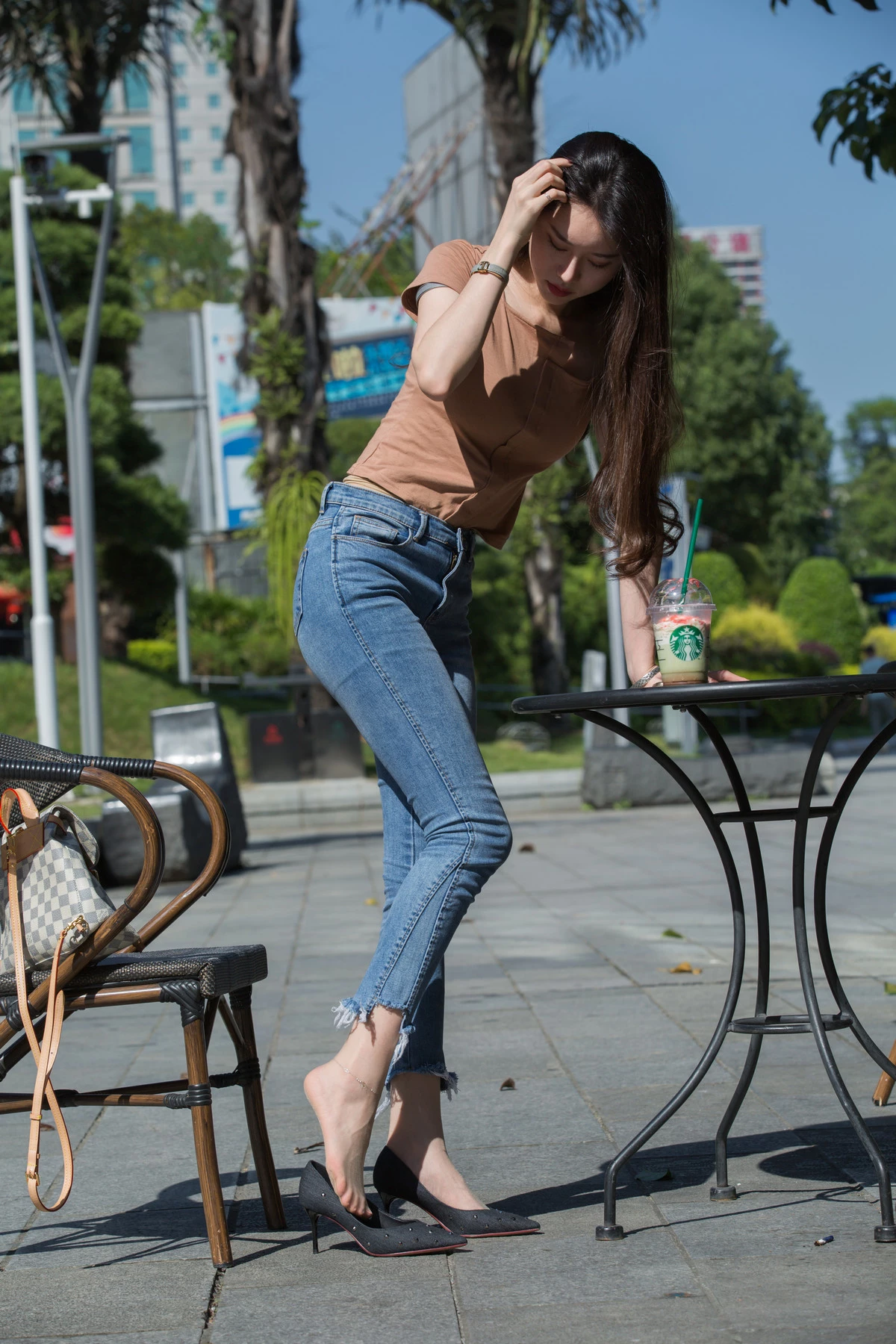 Xgyw.Org_网络美女Sia不吃鱼牛仔裤女孩主题户外短T配牛仔长裤露超薄肉丝秀美腿玉足性感写真140P