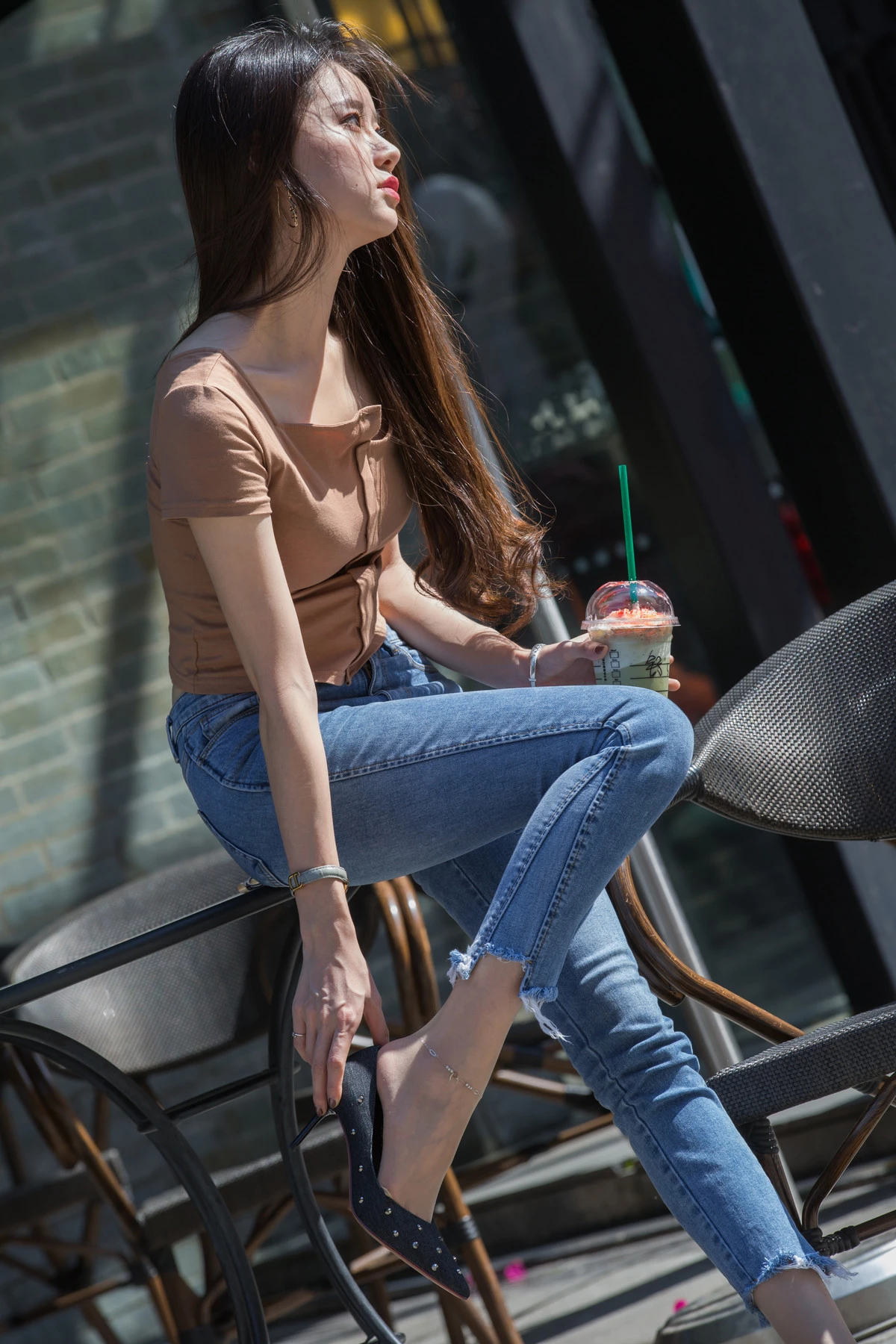 Xgyw.Org_网络美女Sia不吃鱼牛仔裤女孩主题户外短T配牛仔长裤露超薄肉丝秀美腿玉足性感写真140P