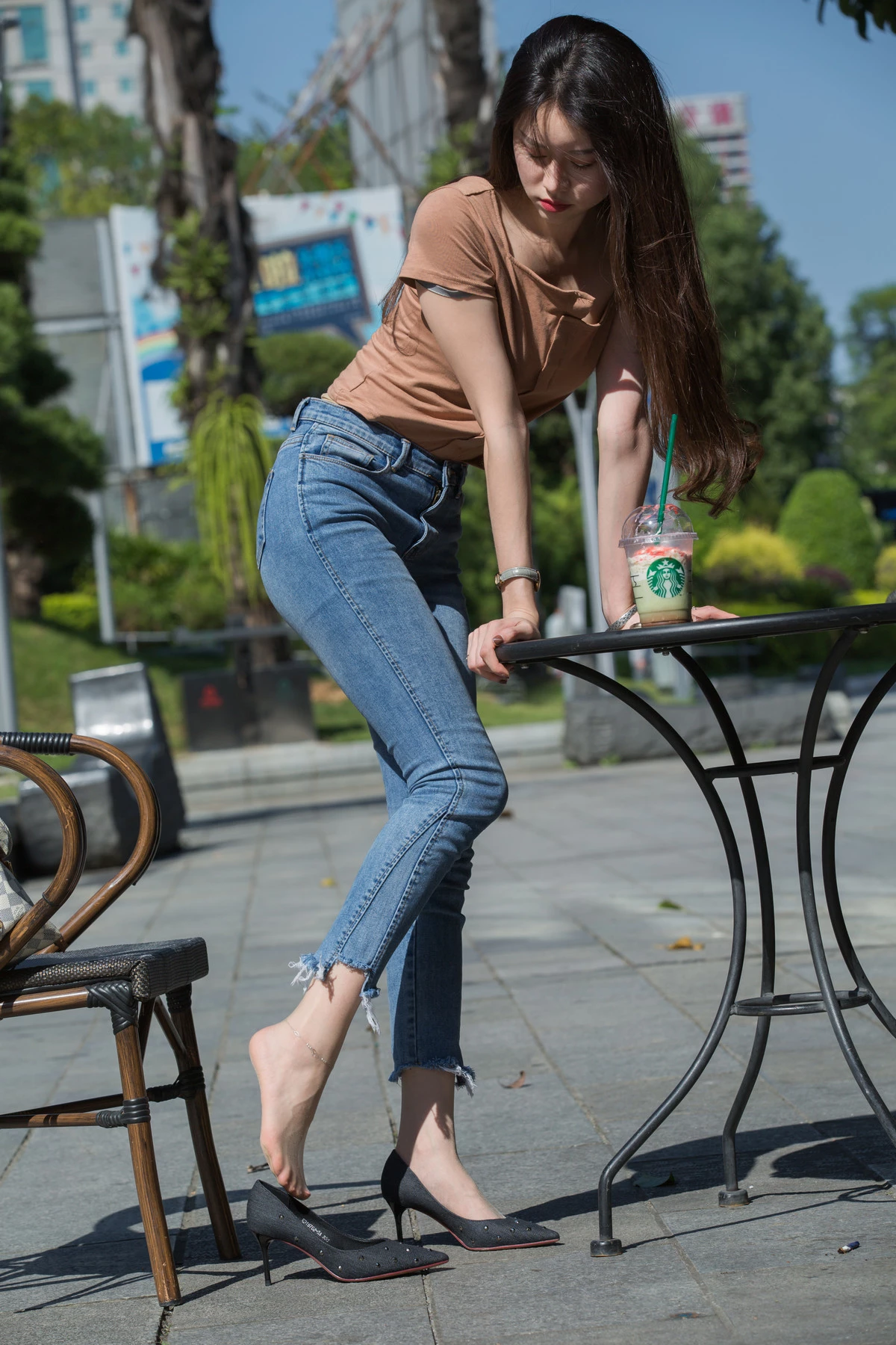 Xgyw.Org_网络美女Sia不吃鱼牛仔裤女孩主题户外短T配牛仔长裤露超薄肉丝秀美腿玉足性感写真140P