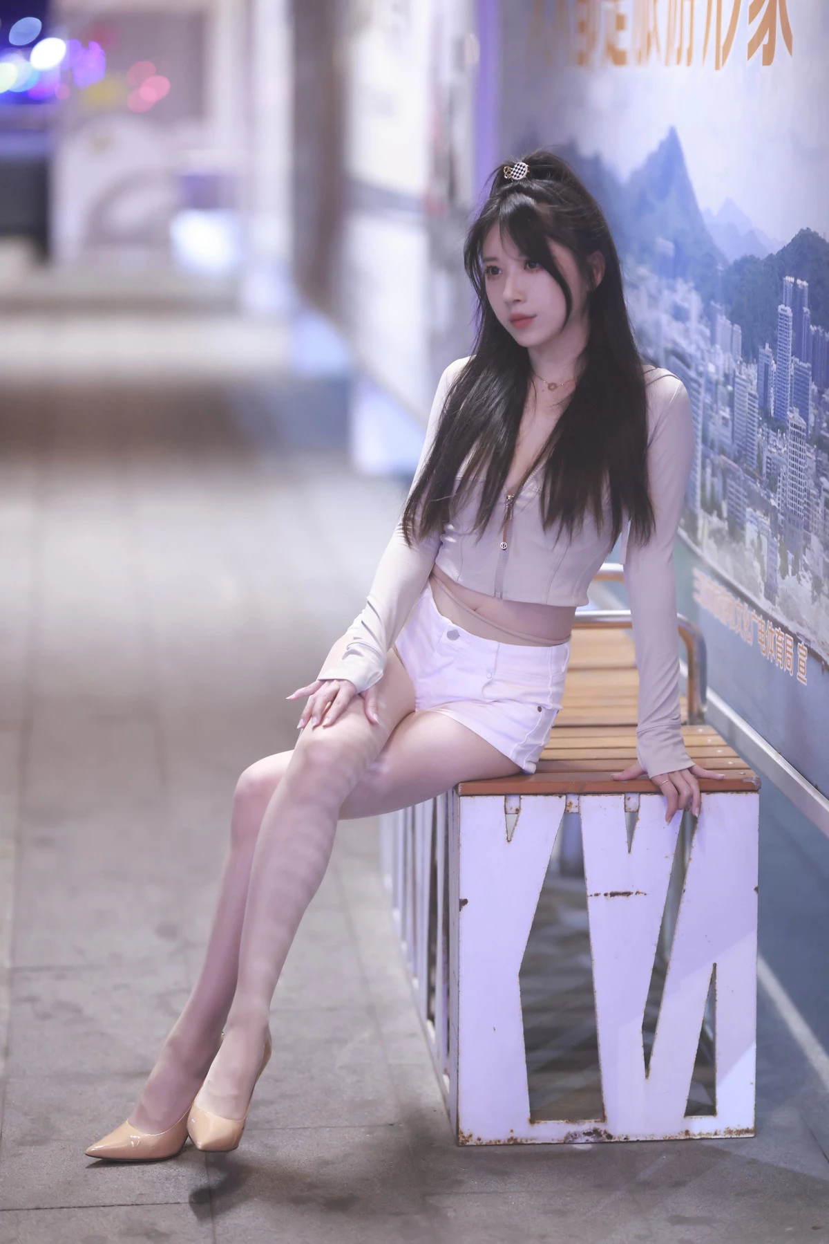 Xgyw.Org_斗鱼主播小女巫露娜芳踪主题户外白色上衣配性感白色短裤露超薄肉丝秀美腿诱惑写真45P