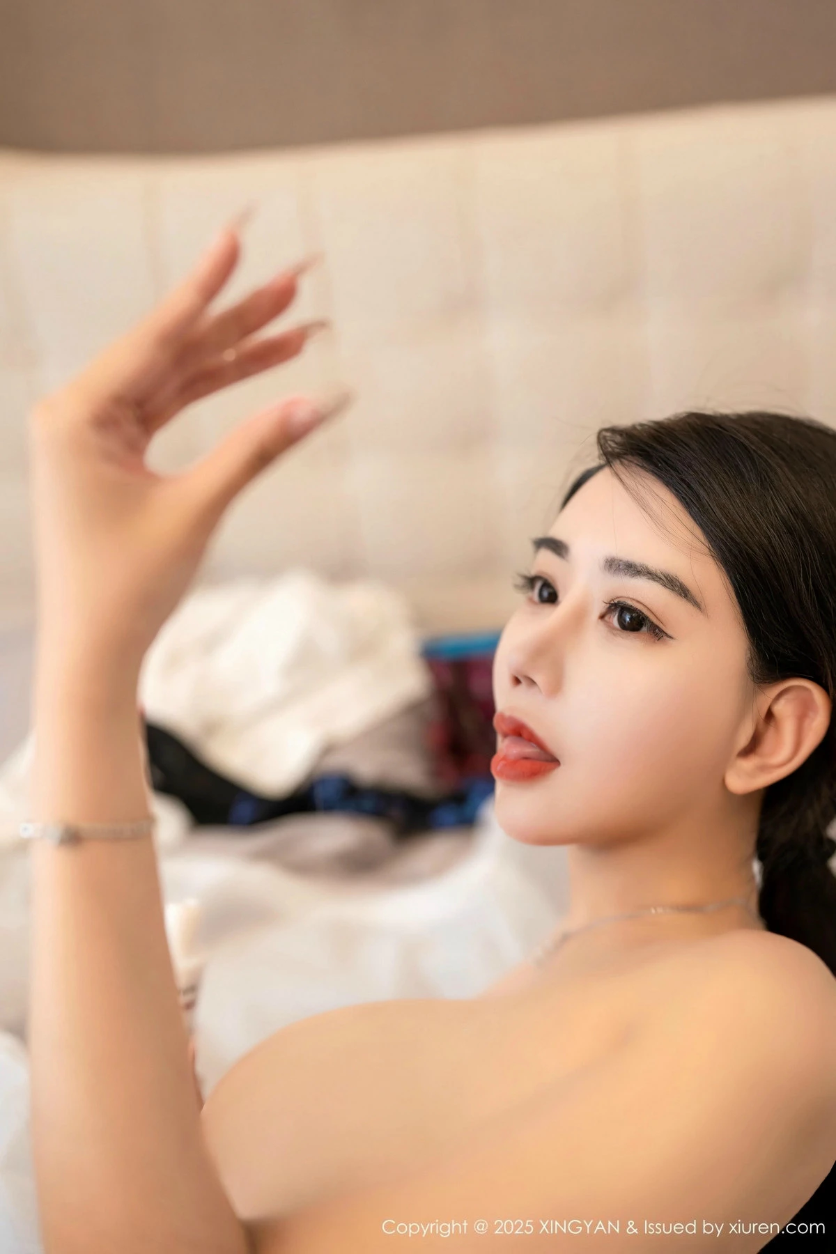 Xgyw.Org_[XINGYAN星颜社]VOL.302_模特李若汐ci性感OL服饰露黑色内衣配超薄肉丝迷人诱惑写真80P