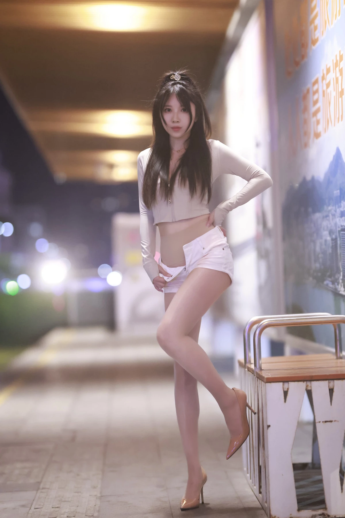 Xgyw.Org_斗鱼主播小女巫露娜芳踪主题户外白色上衣配性感白色短裤露超薄肉丝秀美腿诱惑写真45P