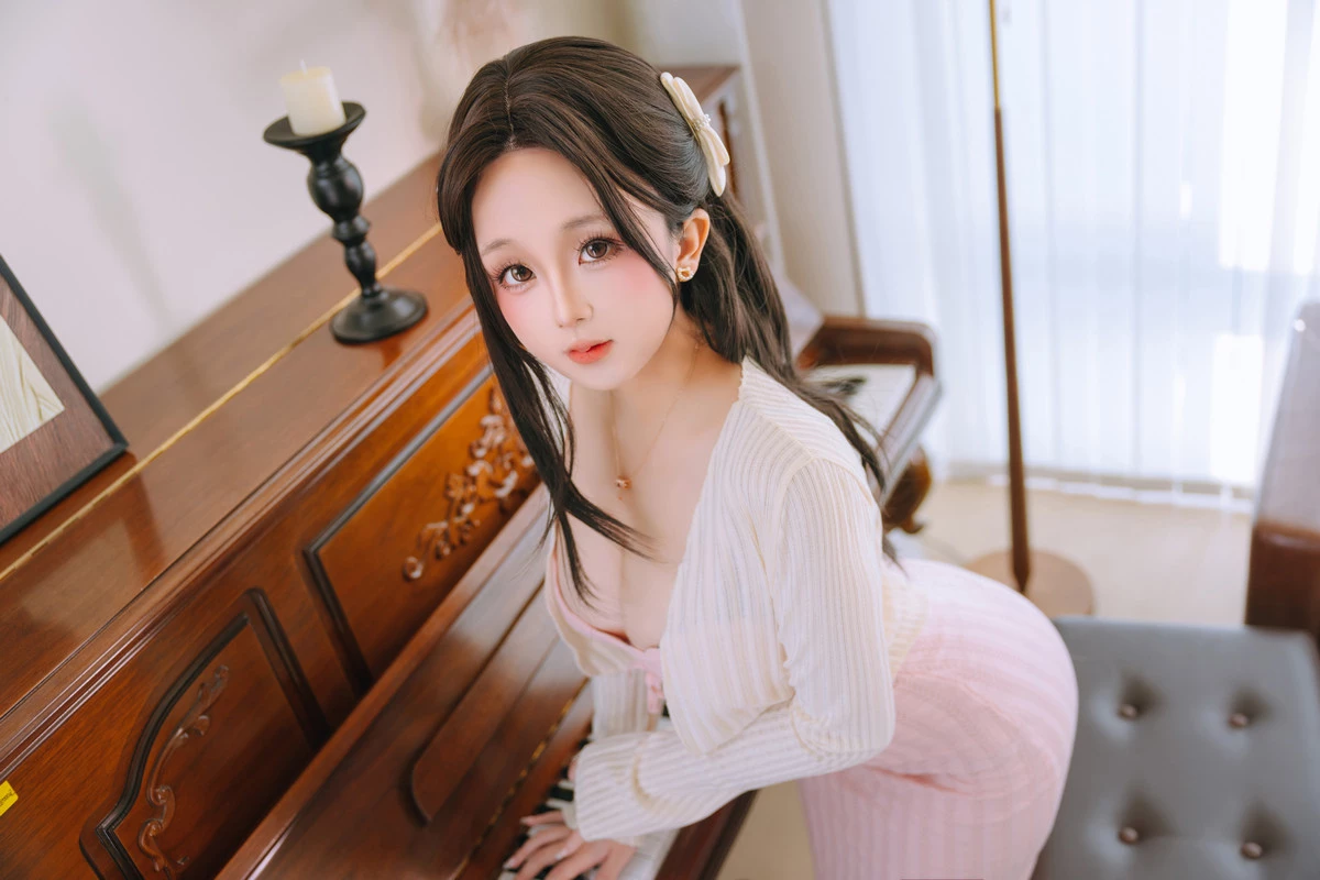 Xgyw.Org_Cosplay美女日奈娇钢琴老师主题性感粉色连衣长裙露情趣内衣秀惹火身材诱惑写真180P