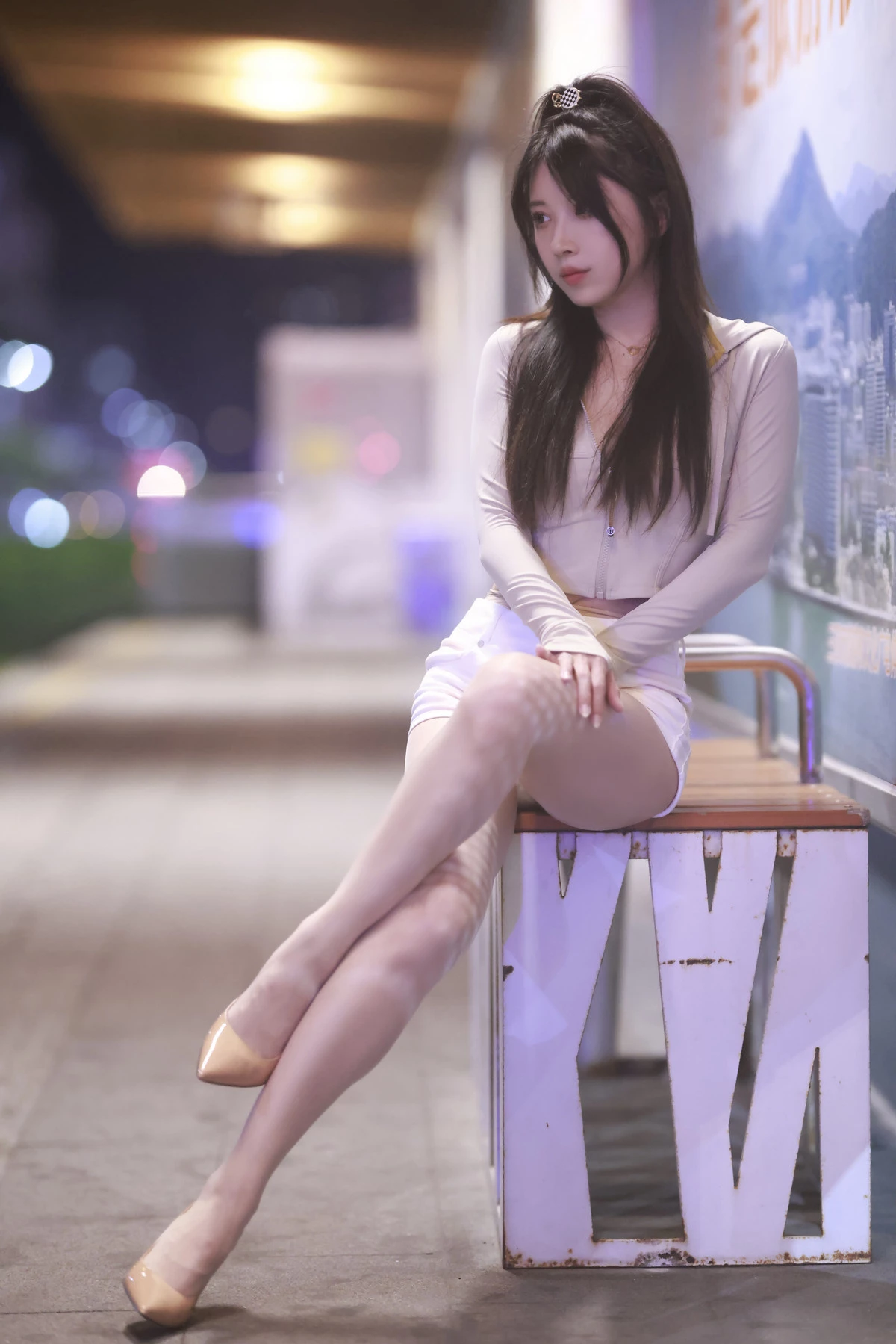 Xgyw.Org_斗鱼主播小女巫露娜芳踪主题户外白色上衣配性感白色短裤露超薄肉丝秀美腿诱惑写真45P