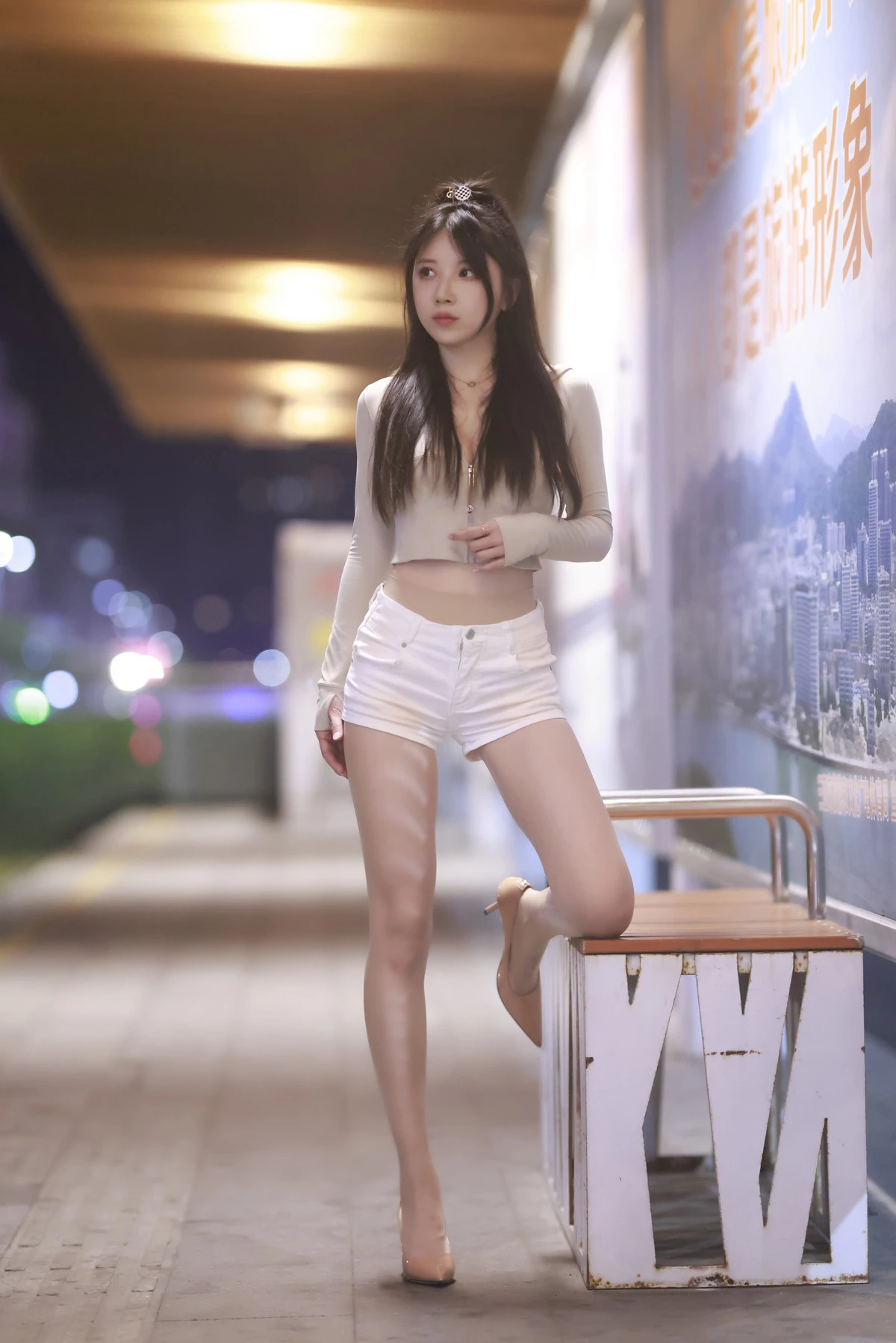 Xgyw.Org_斗鱼主播小女巫露娜芳踪主题户外白色上衣配性感白色短裤露超薄肉丝秀美腿诱惑写真45P