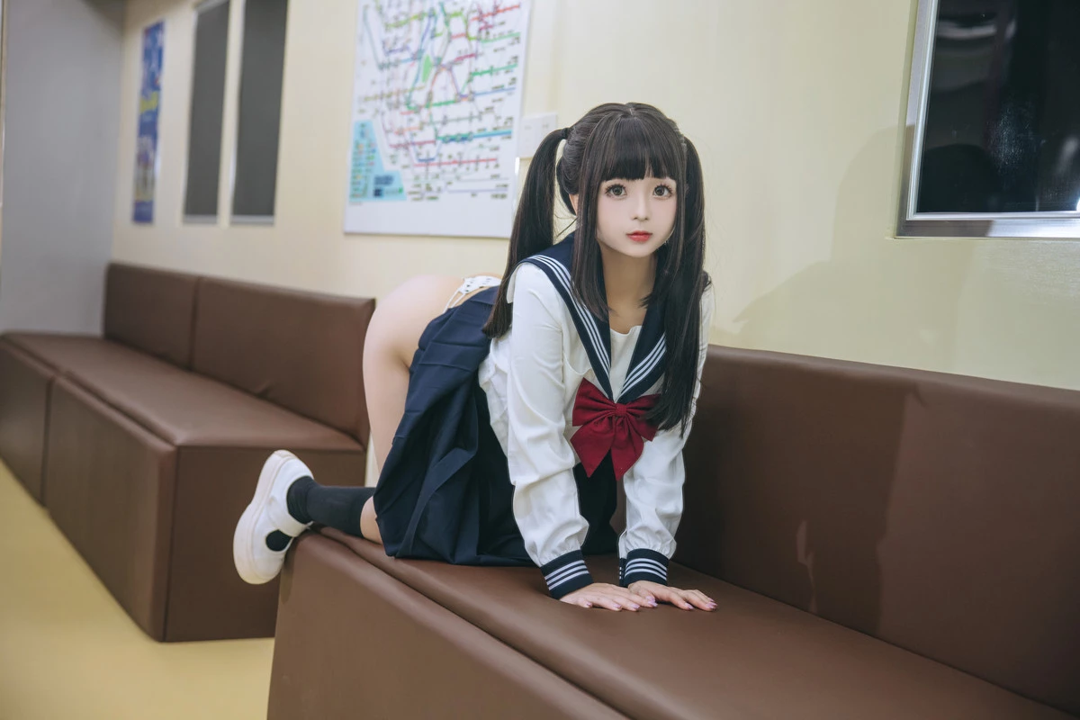 Xgyw.Org_Cosplay美女日奈娇列车JK主题列车上性感JK制服露白色蕾丝内衣秀丰腴身姿诱惑写真83P