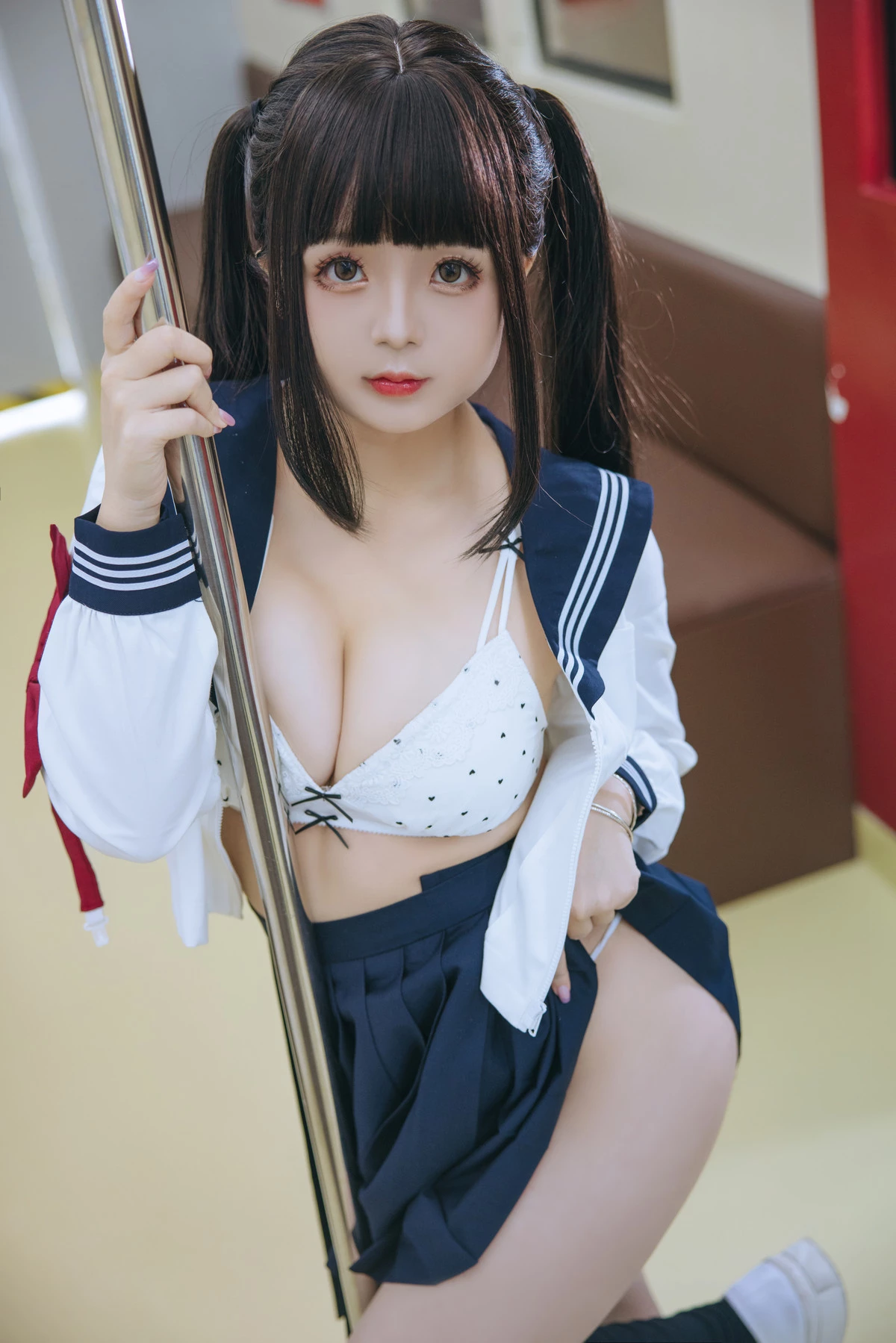Xgyw.Org_Cosplay美女日奈娇列车JK主题列车上性感JK制服露白色蕾丝内衣秀丰腴身姿诱惑写真83P