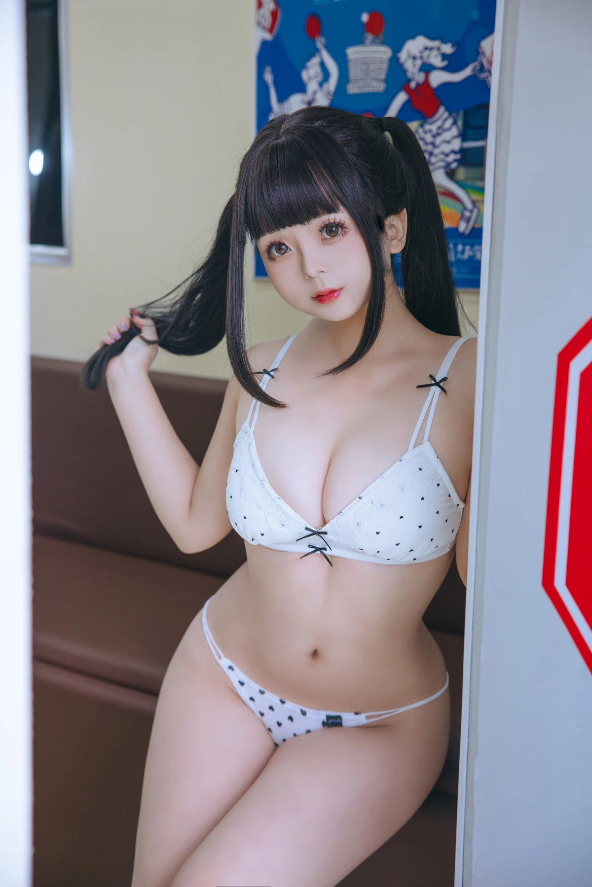 Xgyw.Org_Cosplay美女日奈娇列车JK主题列车上性感JK制服露白色蕾丝内衣秀丰腴身姿诱惑写真83P