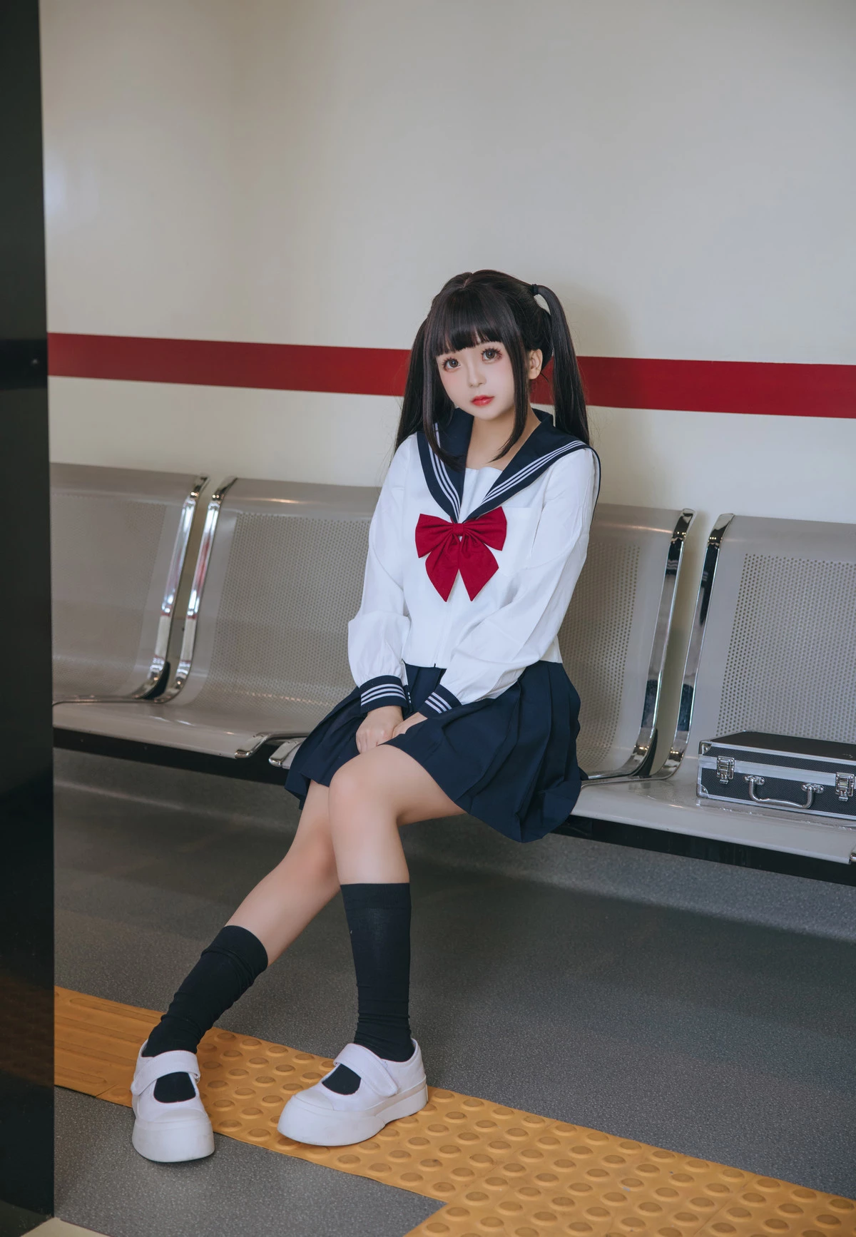 Xgyw.Org_Cosplay美女日奈娇列车JK主题列车上性感JK制服露白色蕾丝内衣秀丰腴身姿诱惑写真83P