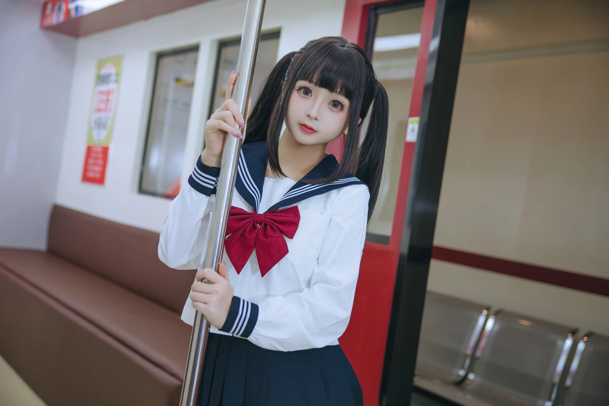 Xgyw.Org_Cosplay美女日奈娇列车JK主题列车上性感JK制服露白色蕾丝内衣秀丰腴身姿诱惑写真83P