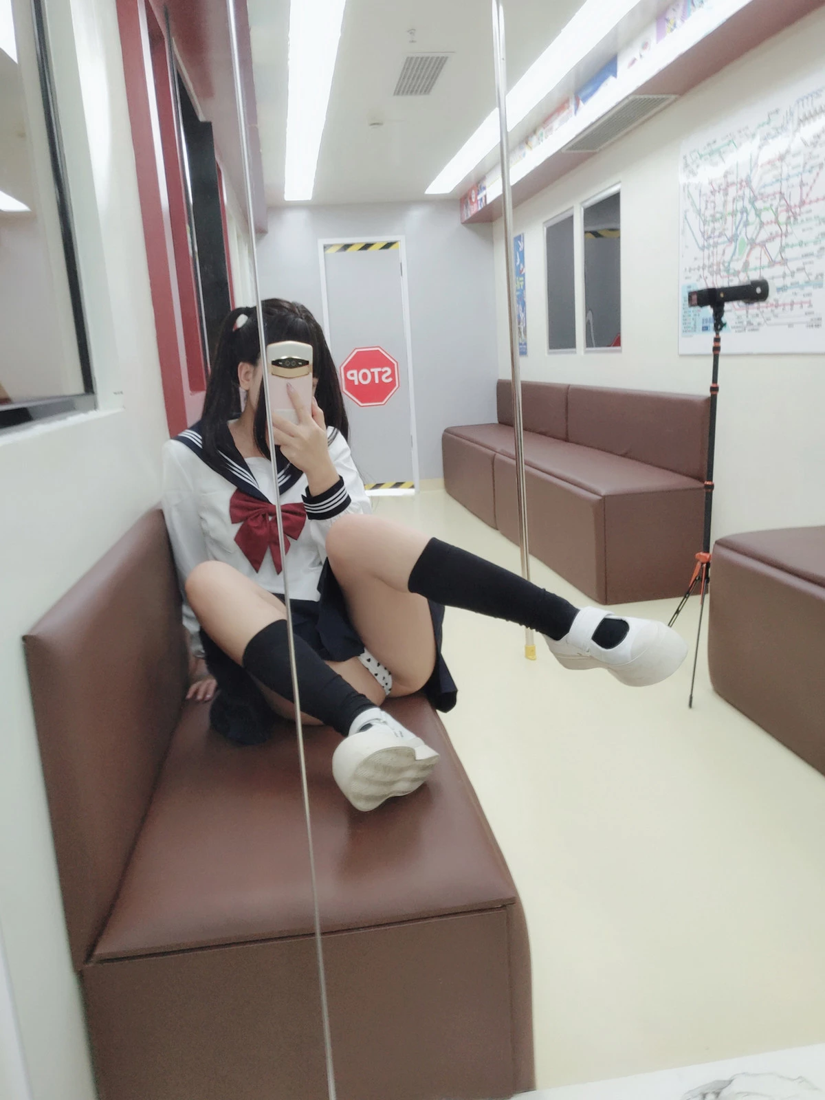 Xgyw.Org_Cosplay美女日奈娇列车JK主题列车上性感JK制服露白色蕾丝内衣秀丰腴身姿诱惑写真83P