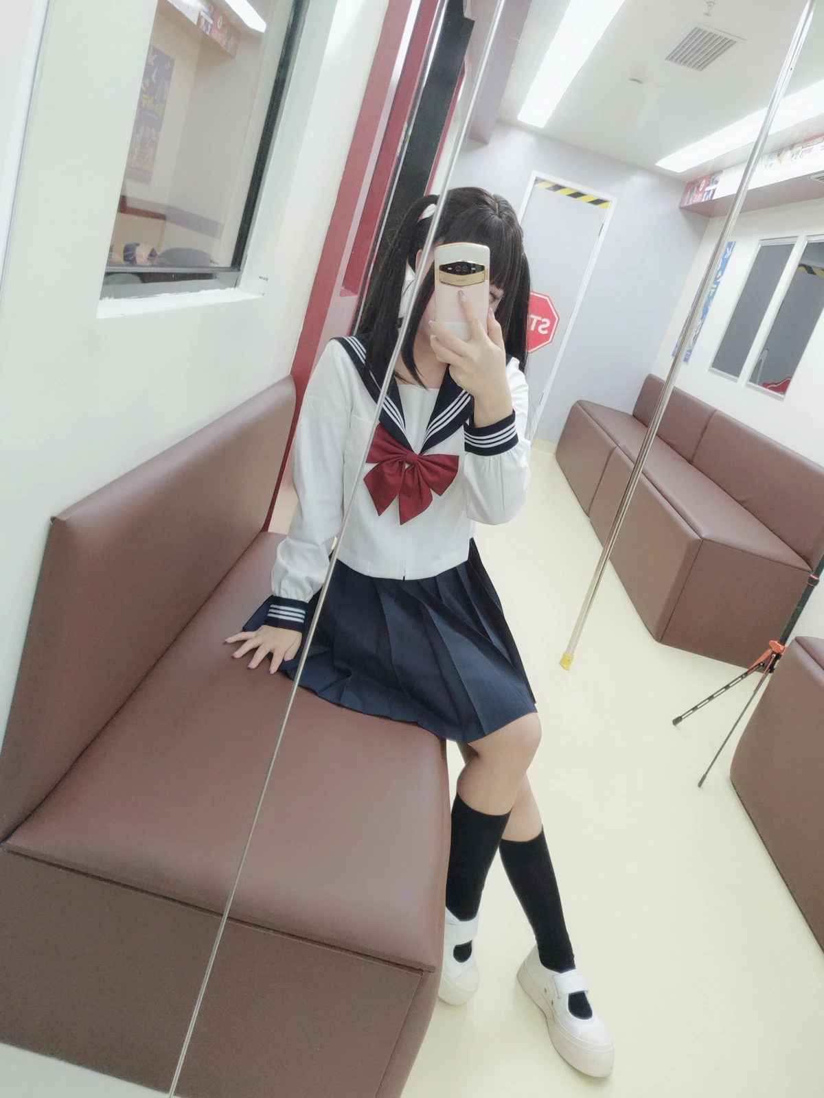 Xgyw.Org_Cosplay美女日奈娇列车JK主题列车上性感JK制服露白色蕾丝内衣秀丰腴身姿诱惑写真83P