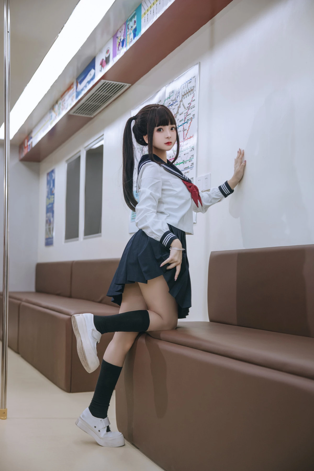 Xgyw.Org_Cosplay美女日奈娇列车JK主题列车上性感JK制服露白色蕾丝内衣秀丰腴身姿诱惑写真83P