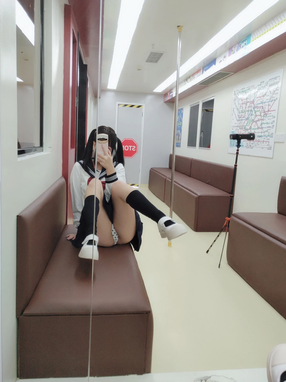 Xgyw.Org_Cosplay美女日奈娇列车JK主题列车上性感JK制服露白色蕾丝内衣秀丰腴身姿诱惑写真83P
